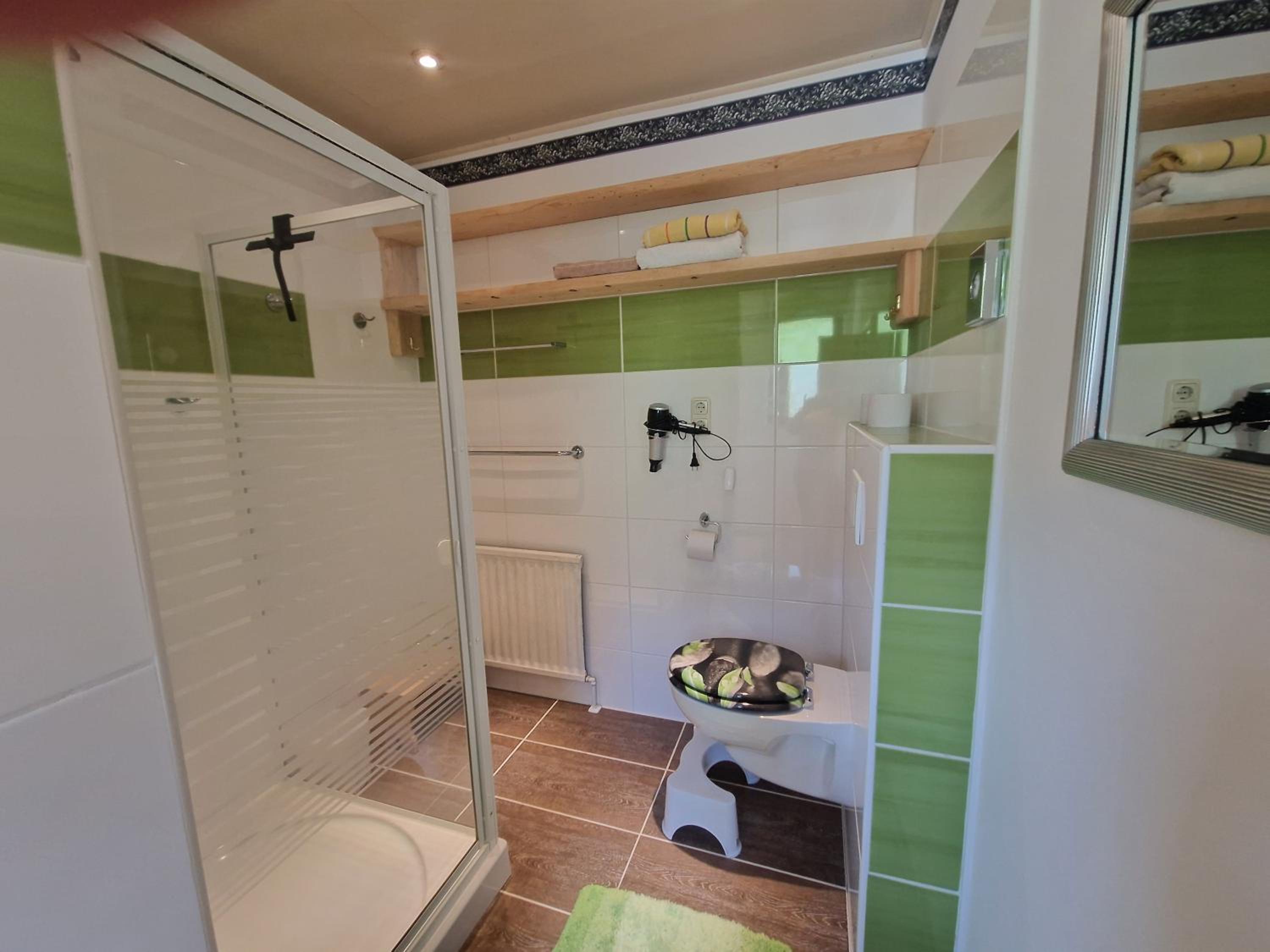 Ferienwohnung am Krausberghof mit Balkon und Parkplatz, Aufenthaltsraum mit Spielmöglichkeiten, Erholung- inmitten der Natur, 6 Fahrminuten zur Alpentherme