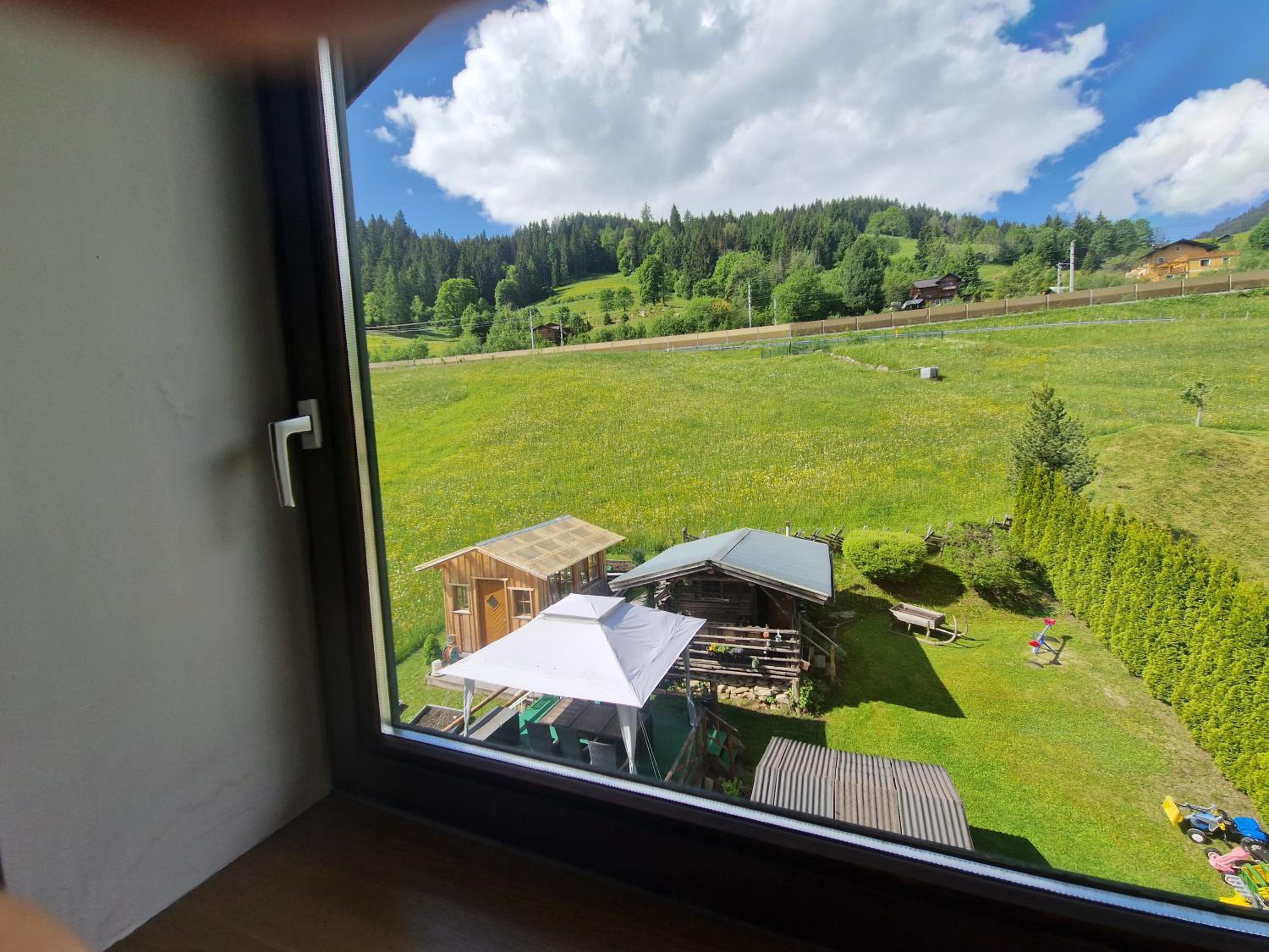 Ferienwohnung am Krausberghof mit Balkon und Parkplatz, Aufenthaltsraum mit Spielmöglichkeiten, Erholung- inmitten der Natur, 6 Fahrminuten zur Alpentherme