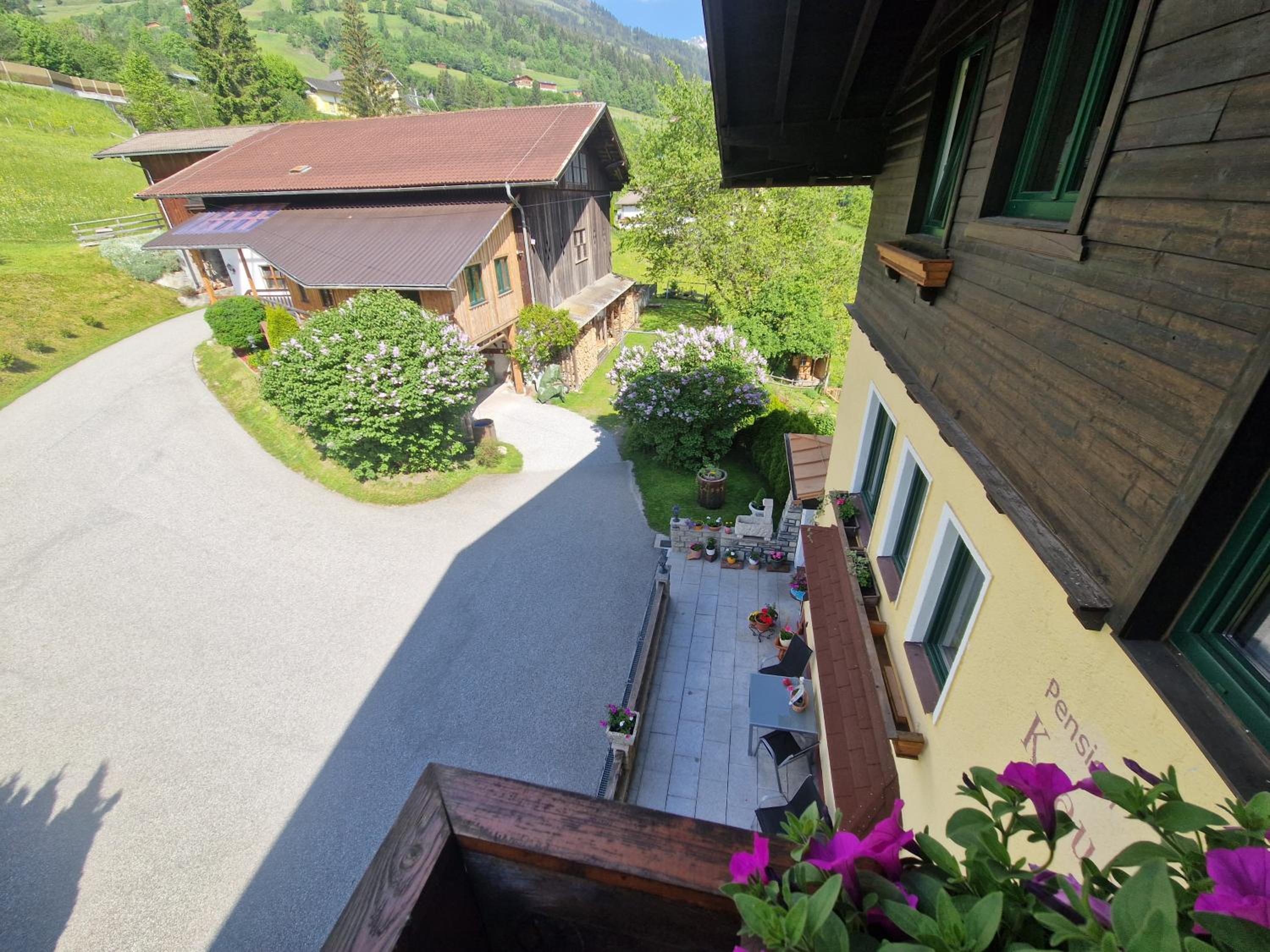Ferienwohnung am Krausberghof mit Balkon und Parkplatz, Aufenthaltsraum mit Spielmöglichkeiten, Erholung- inmitten der Natur, 6 Fahrminuten zur Alpentherme