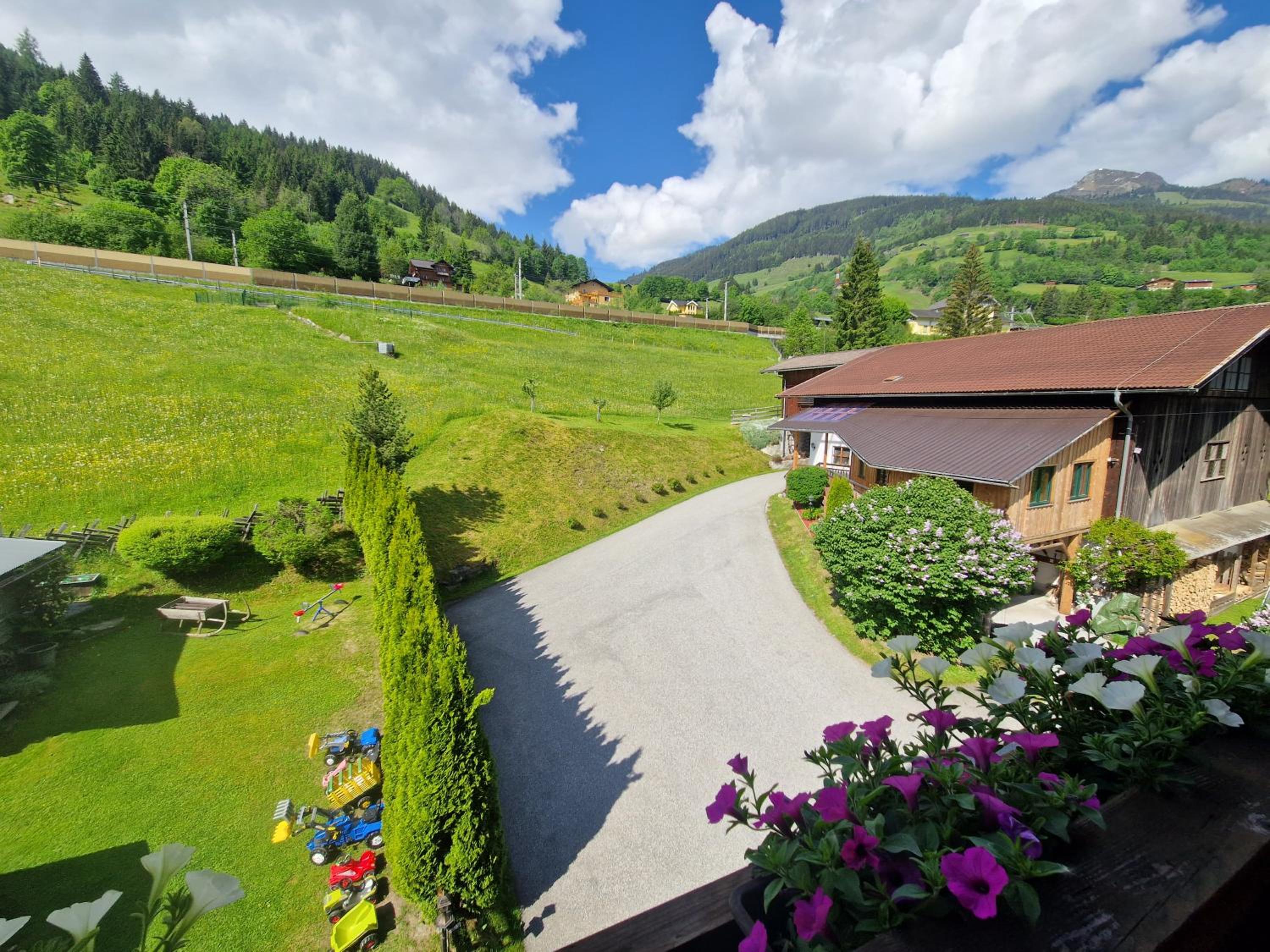Ferienwohnung am Krausberghof mit Balkon und Parkplatz, Aufenthaltsraum mit Spielmöglichkeiten, Erholung- inmitten der Natur, 6 Fahrminuten zur Alpentherme