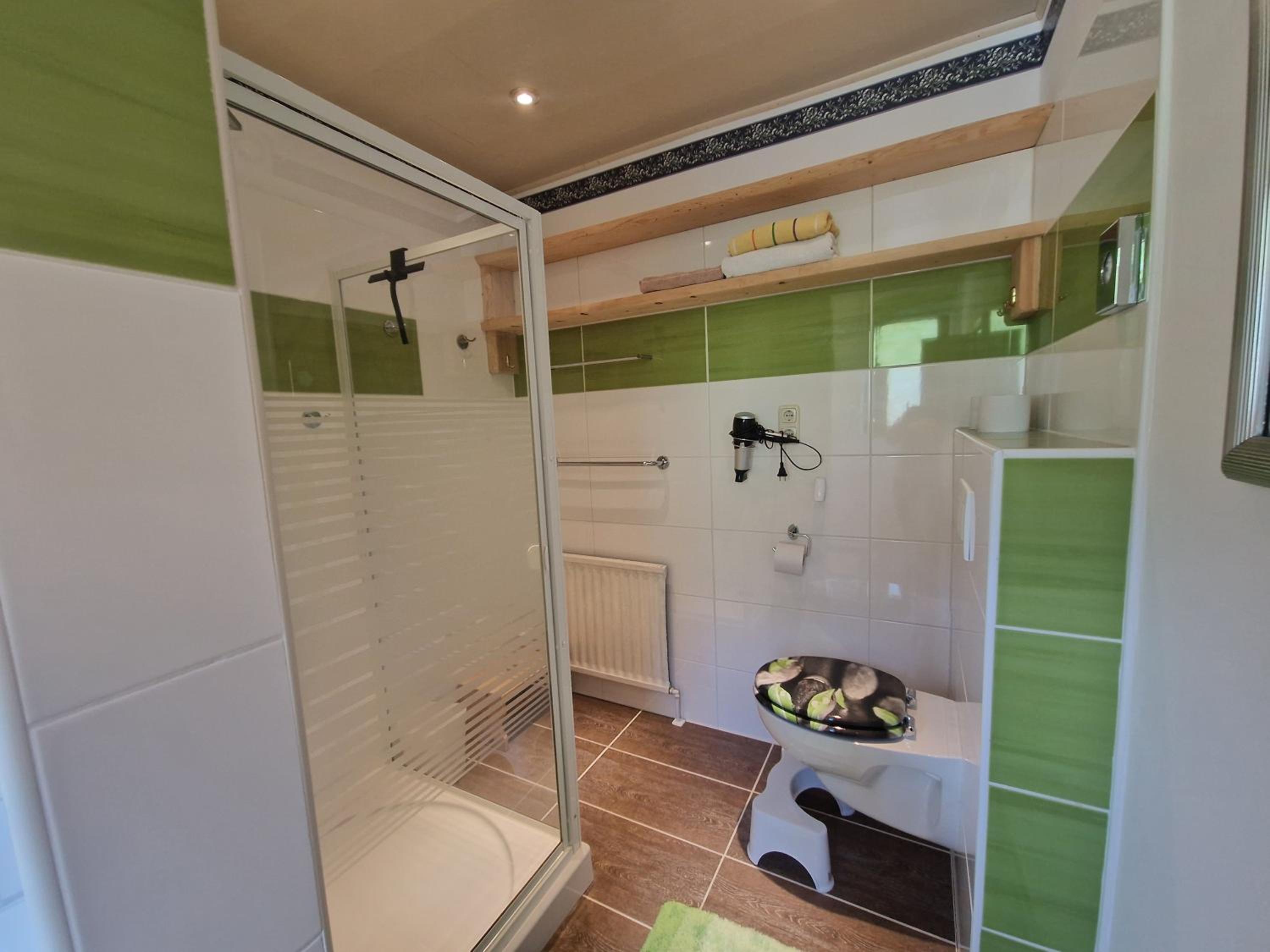 Ferienwohnung am Krausberghof mit Balkon und Parkplatz, Aufenthaltsraum mit Spielmöglichkeiten, Erholung- inmitten der Natur, 6 Fahrminuten zur Alpentherme