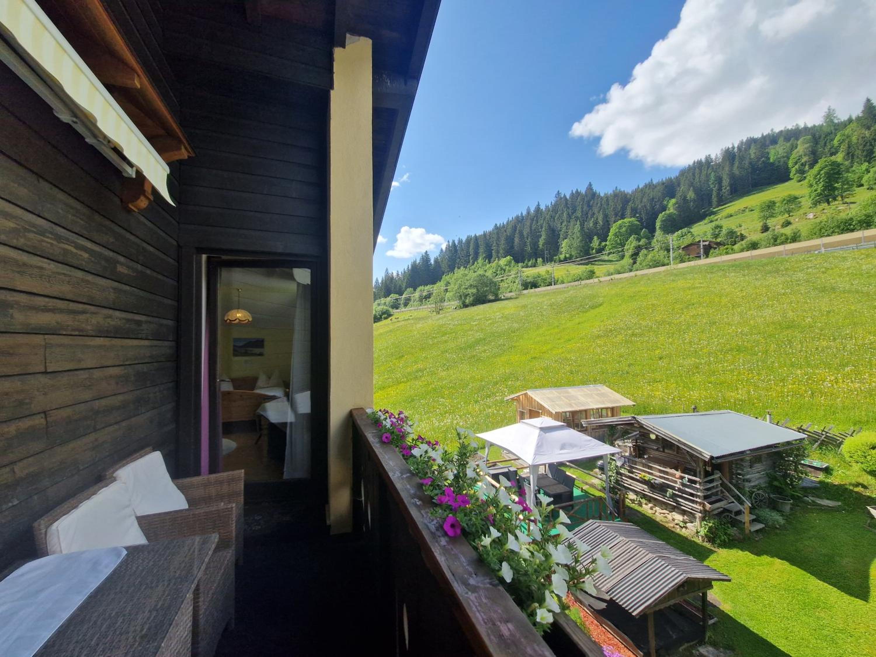 Ferienwohnung am Krausberghof mit Balkon und Parkplatz, Aufenthaltsraum mit Spielmöglichkeiten, Erholung- inmitten der Natur, 6 Fahrminuten zur Alpentherme