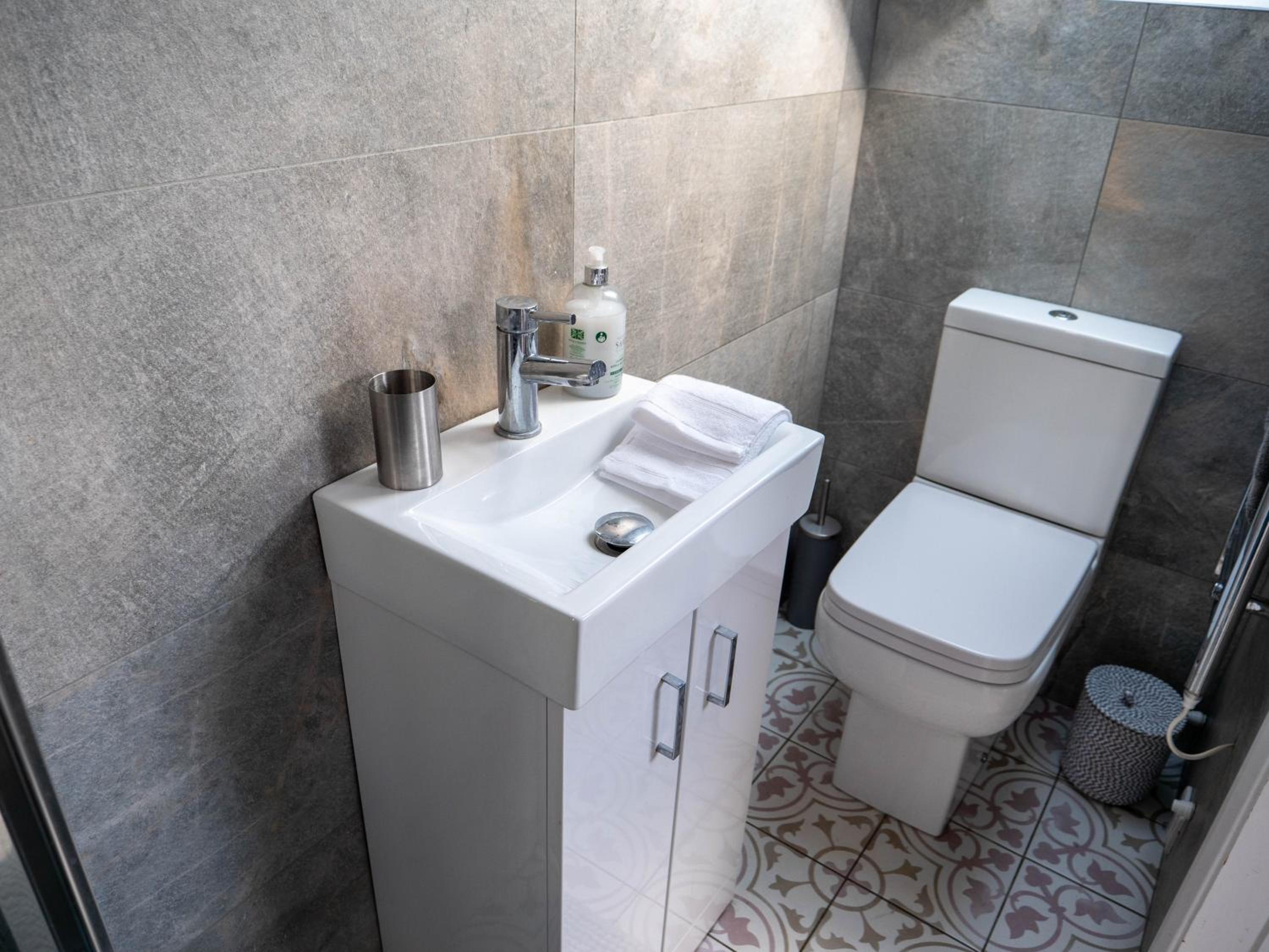 Arundel Comfort En Suite Twin Friends & Family view 5