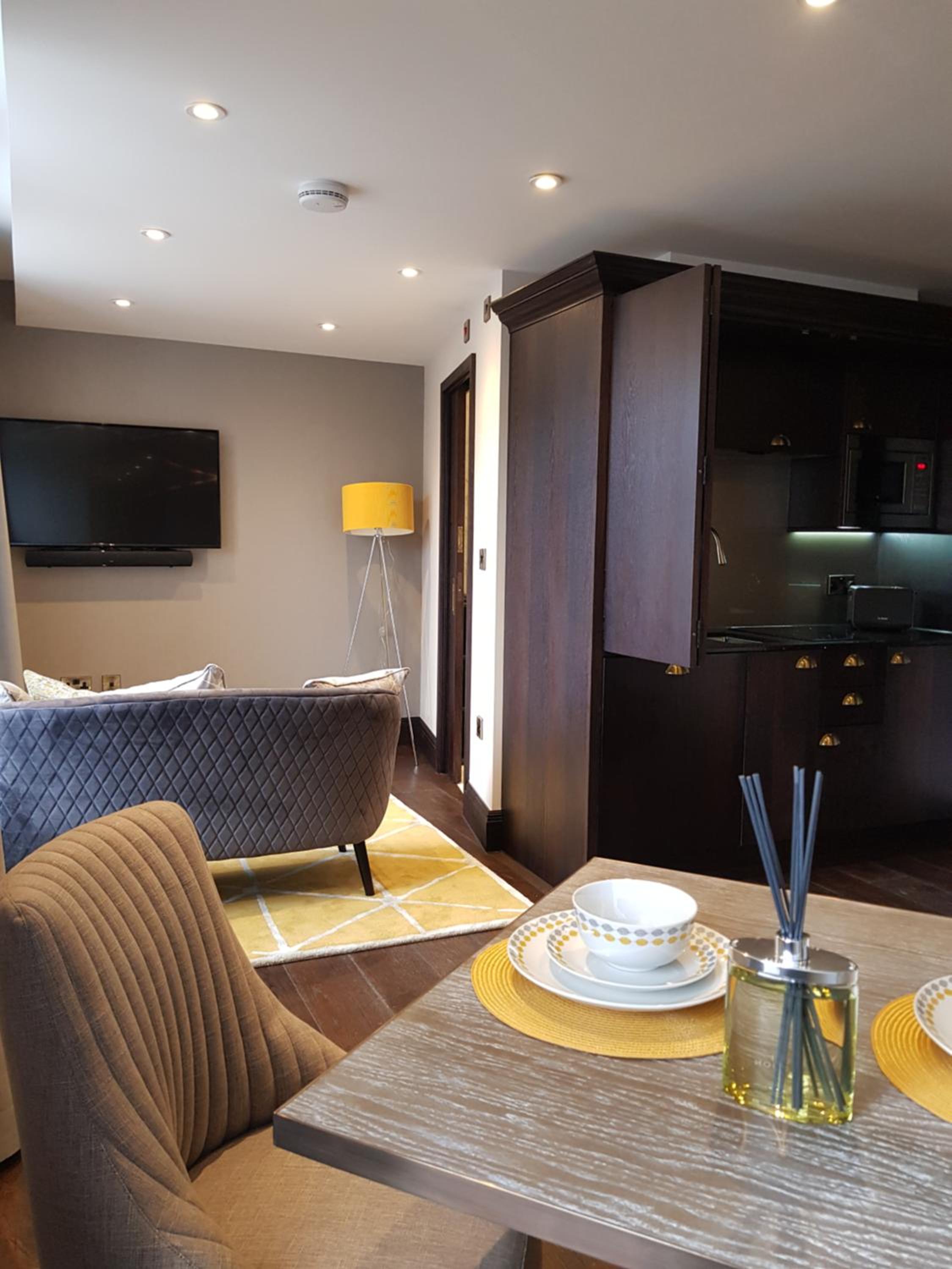 The Queens Head, Parkside Apartment 4 view 5