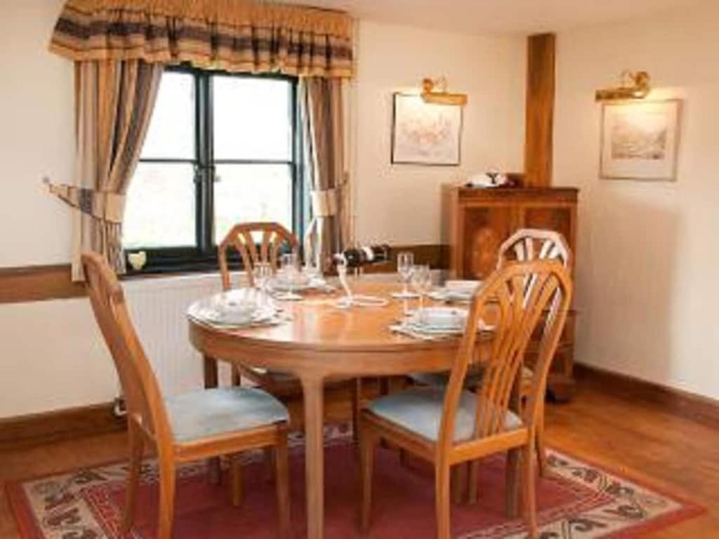 Paddock Barn ~ Short & Long term stay, pets welcome ~ Woodbridge, Framlingham ar view 3