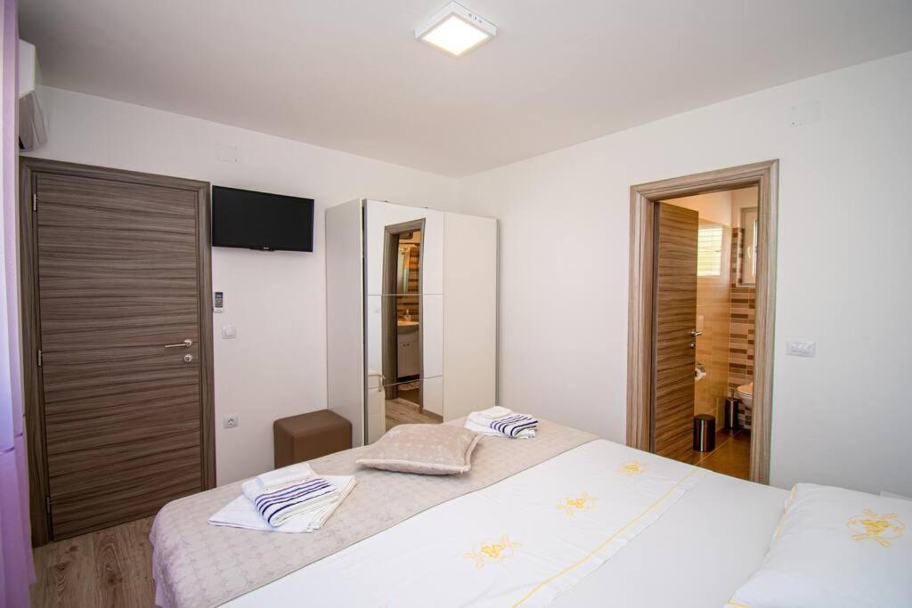 Charming Villa with Pool and Jacuzzi - by Istrabook view 4