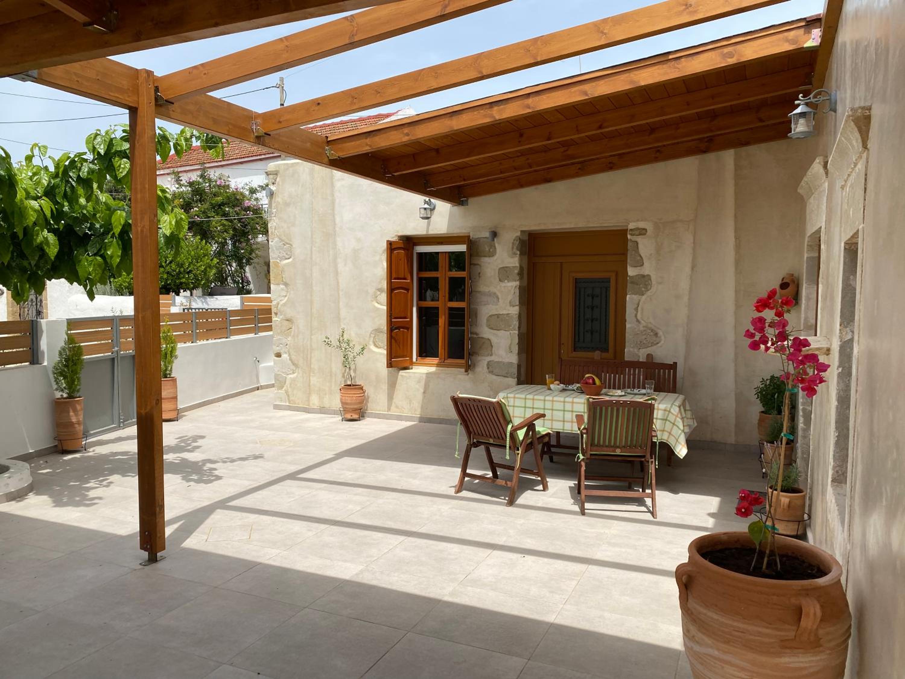 Avli House Vori