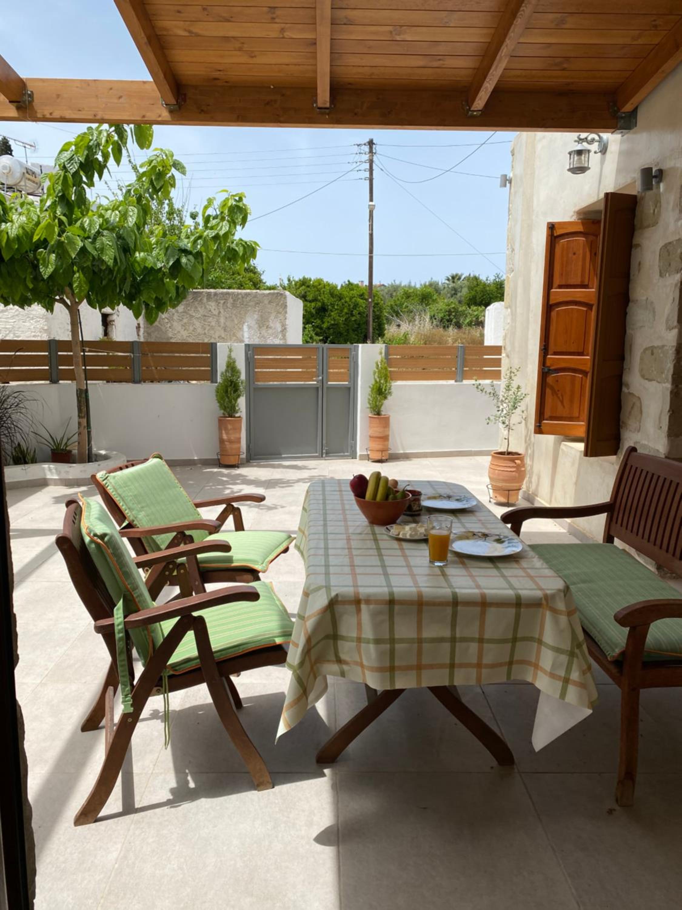 Avli House Vori