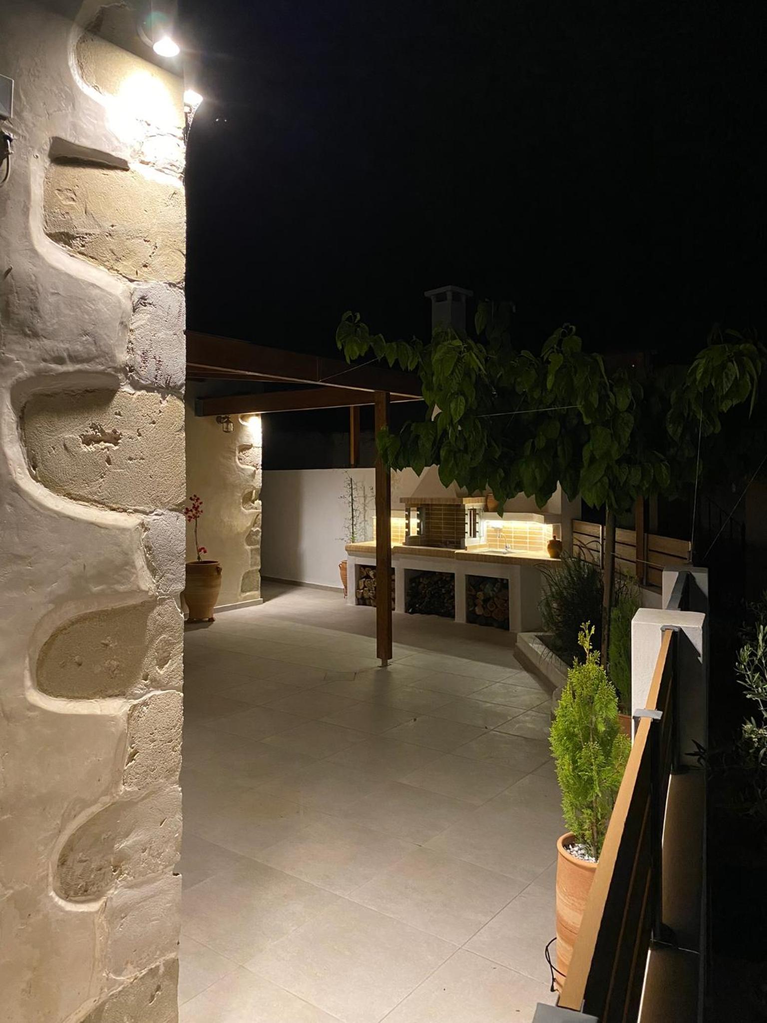Avli House Vori