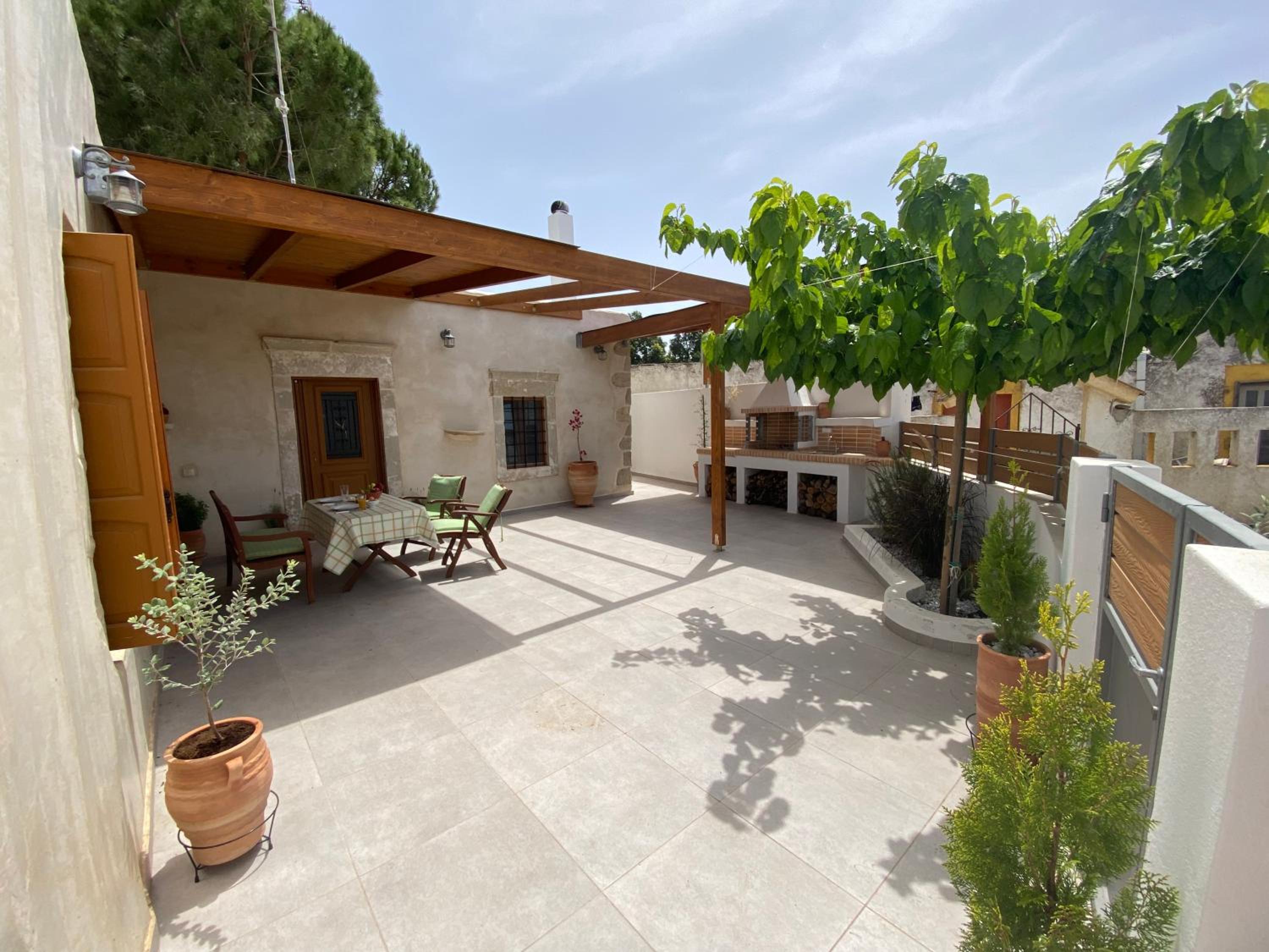 Avli House Vori
