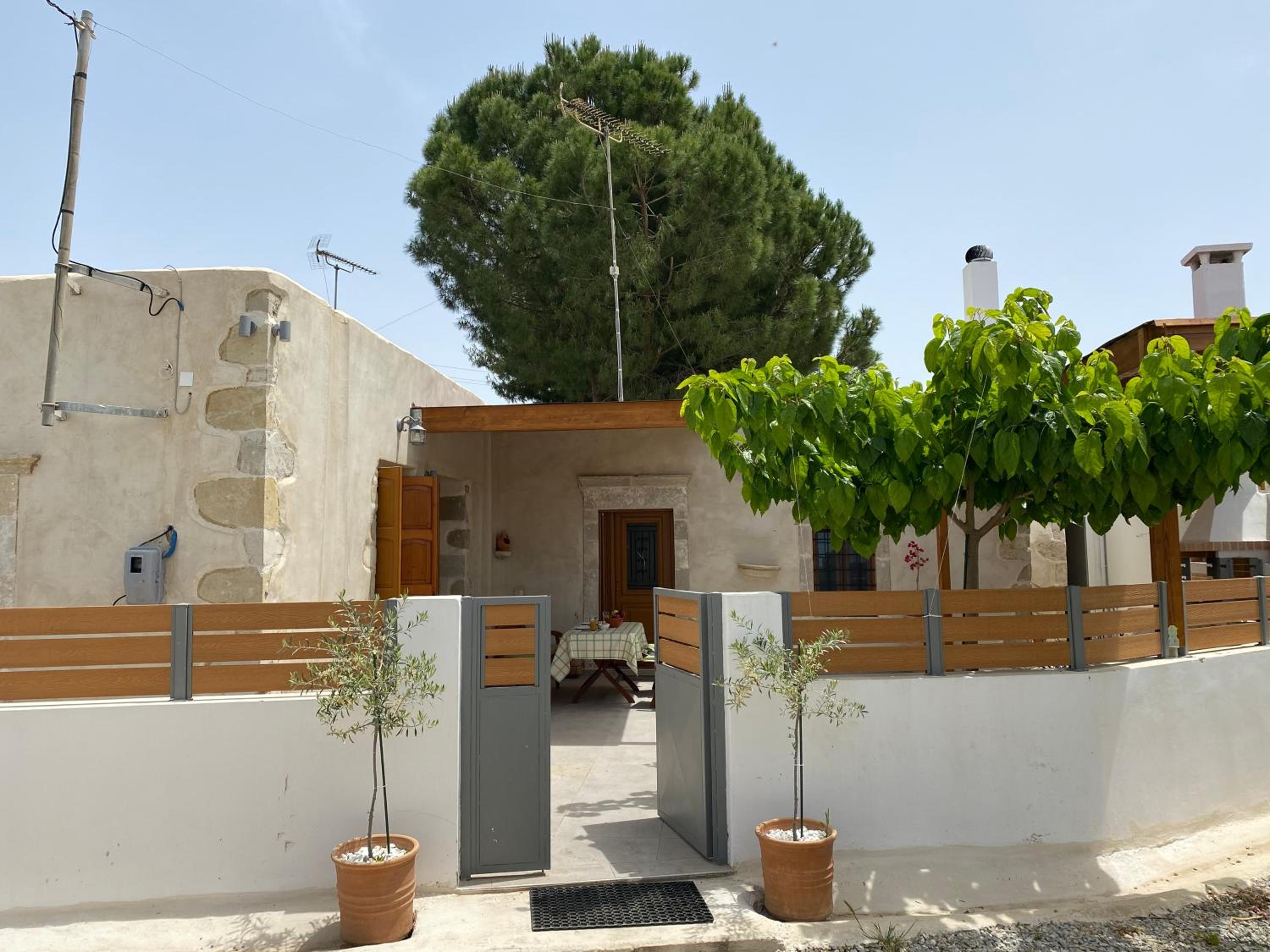 Avli House Vori