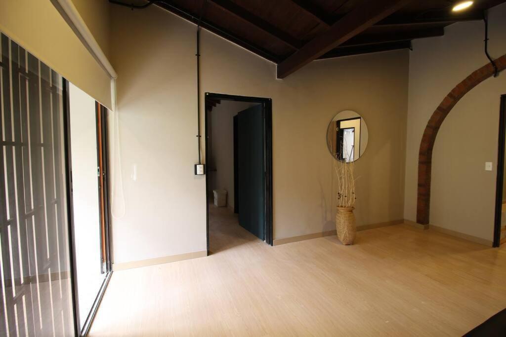 Apartamento cerca Unidad Deportiva Belén - ONE202 By Roots Rentals
