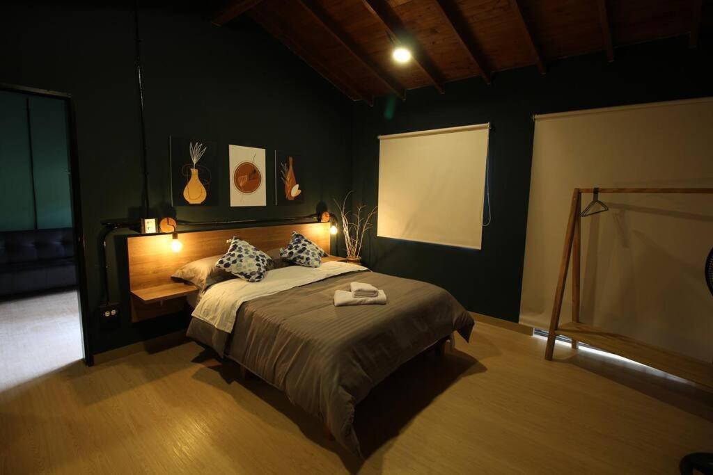 Apartamento cerca Unidad Deportiva Belén - ONE202 By Roots Rentals