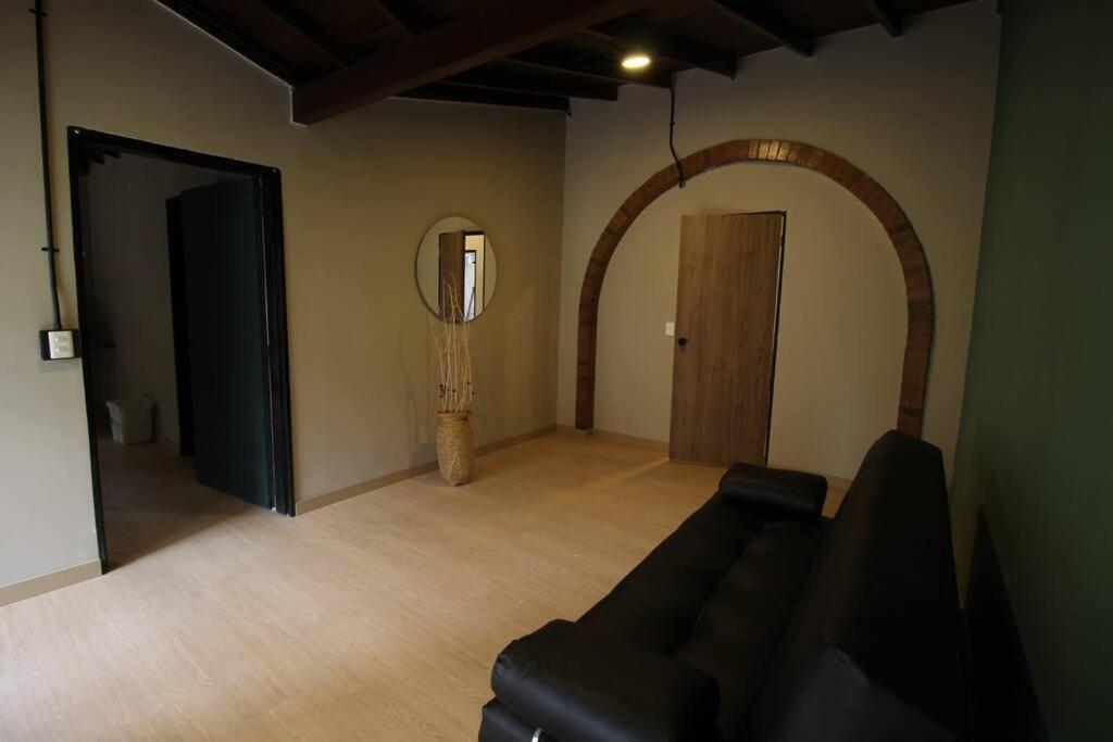 Apartamento cerca Unidad Deportiva Belén - ONE202 By Roots Rentals