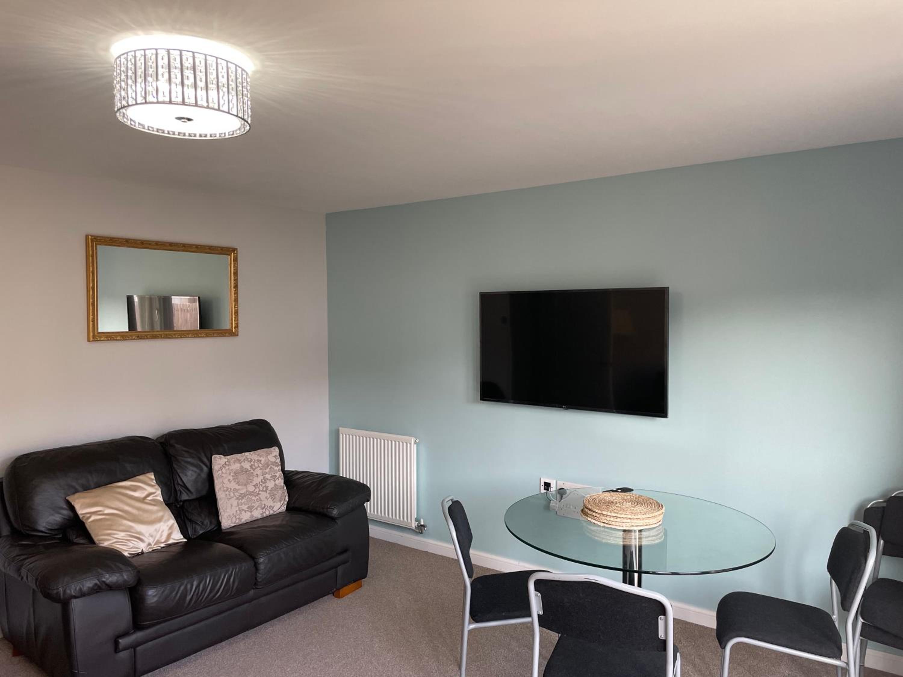 3 bed house with parking near airport view 3