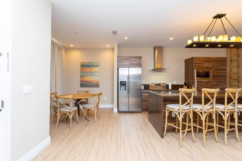 Modern and Luxury 4 suites close to Disney 7544