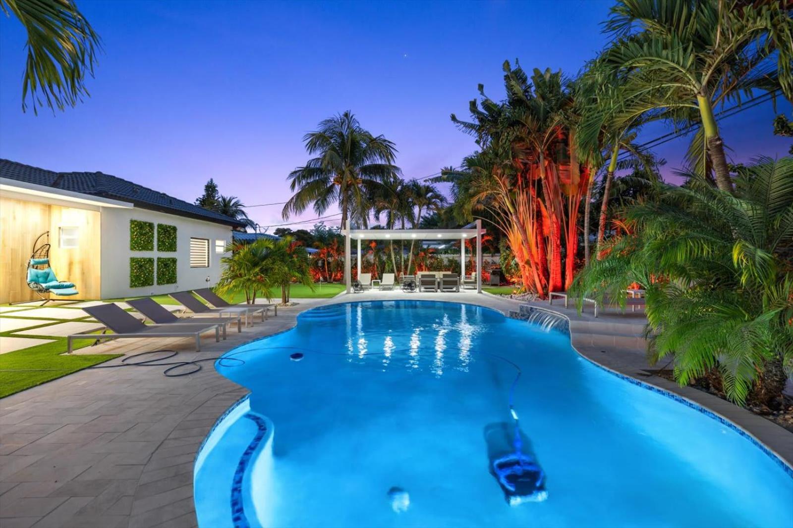 VillaLee-Jungle Palm Island white marble pool Area