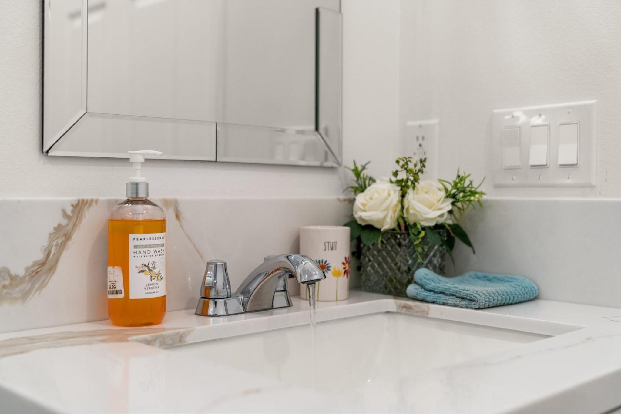 Modern LA Retreat Sleeps 10 Near SoFi & DTLA