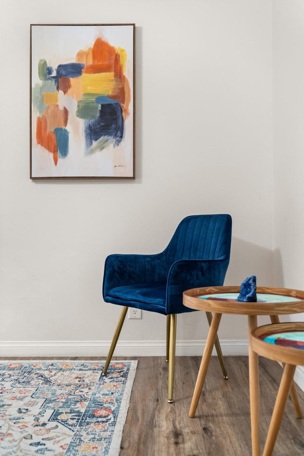 Modern LA Retreat Sleeps 10 Near SoFi & DTLA