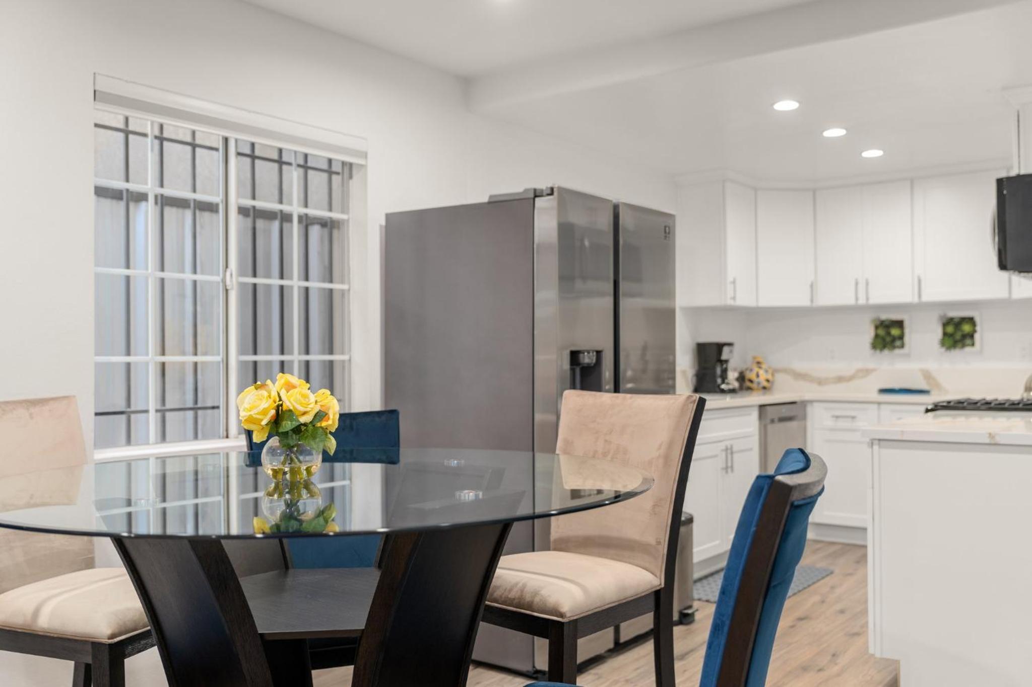 Modern LA Retreat Sleeps 10 Near SoFi & DTLA