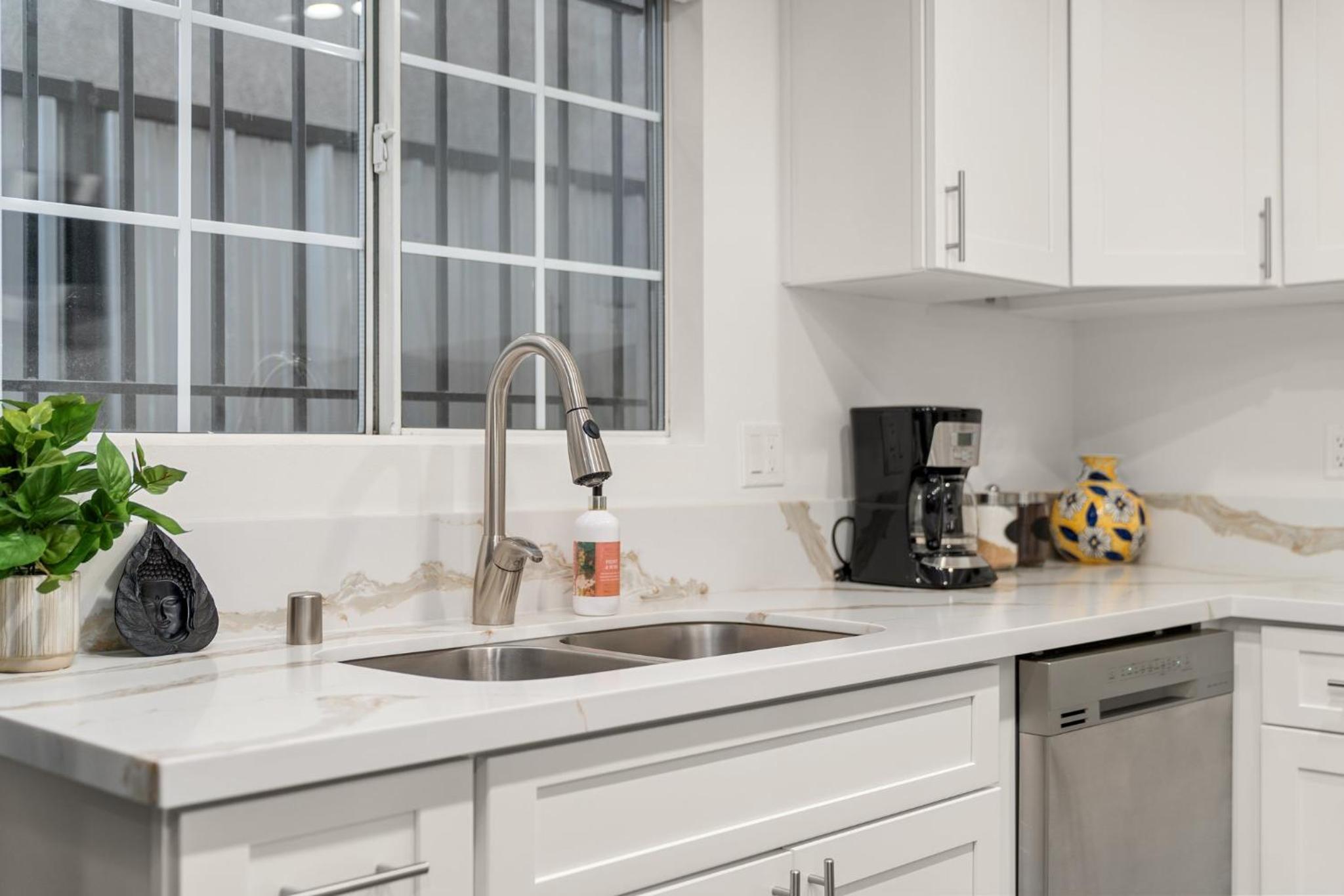 Modern LA Retreat Sleeps 10 Near SoFi & DTLA