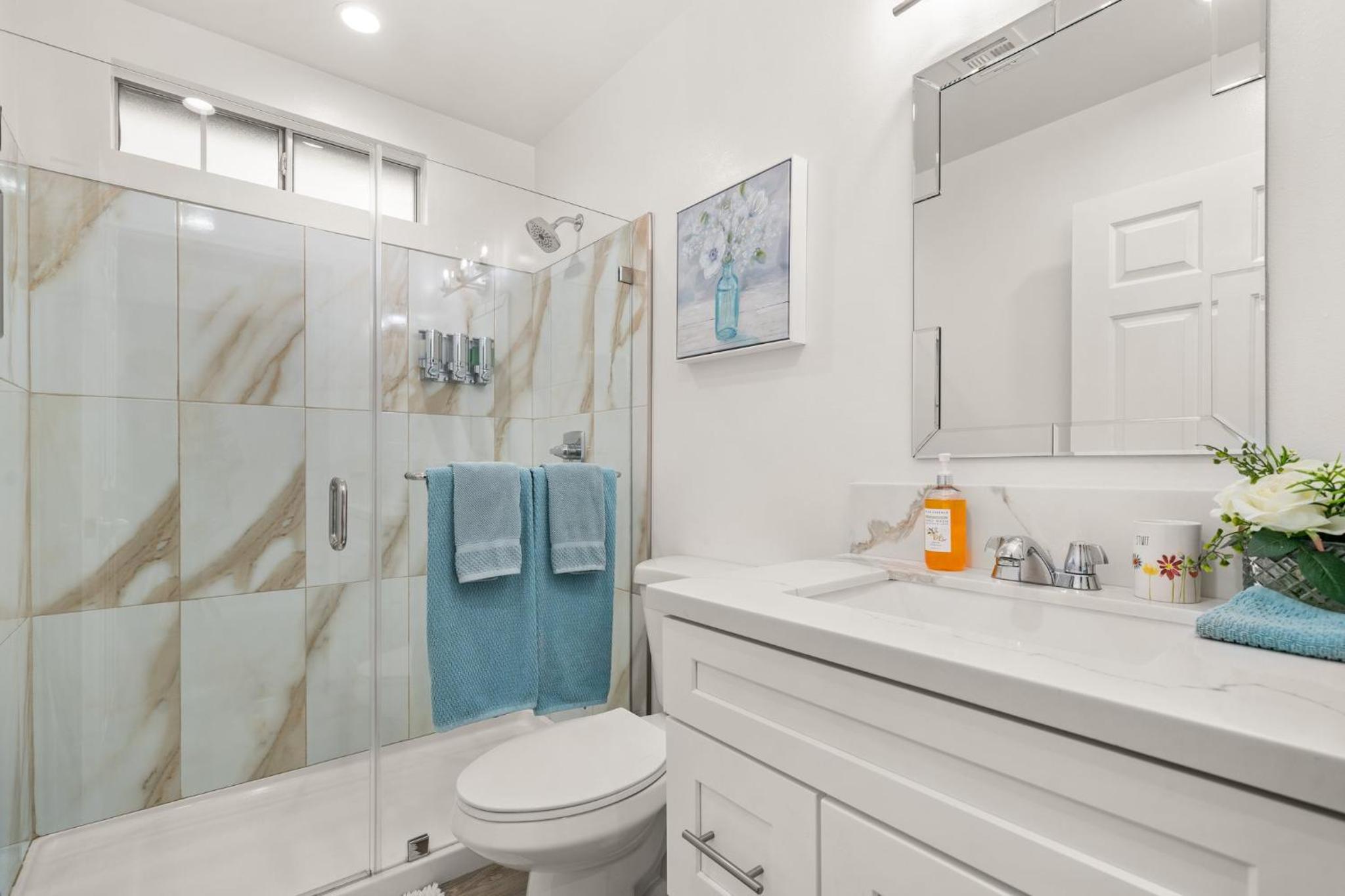 Modern LA Retreat Sleeps 10 Near SoFi & DTLA