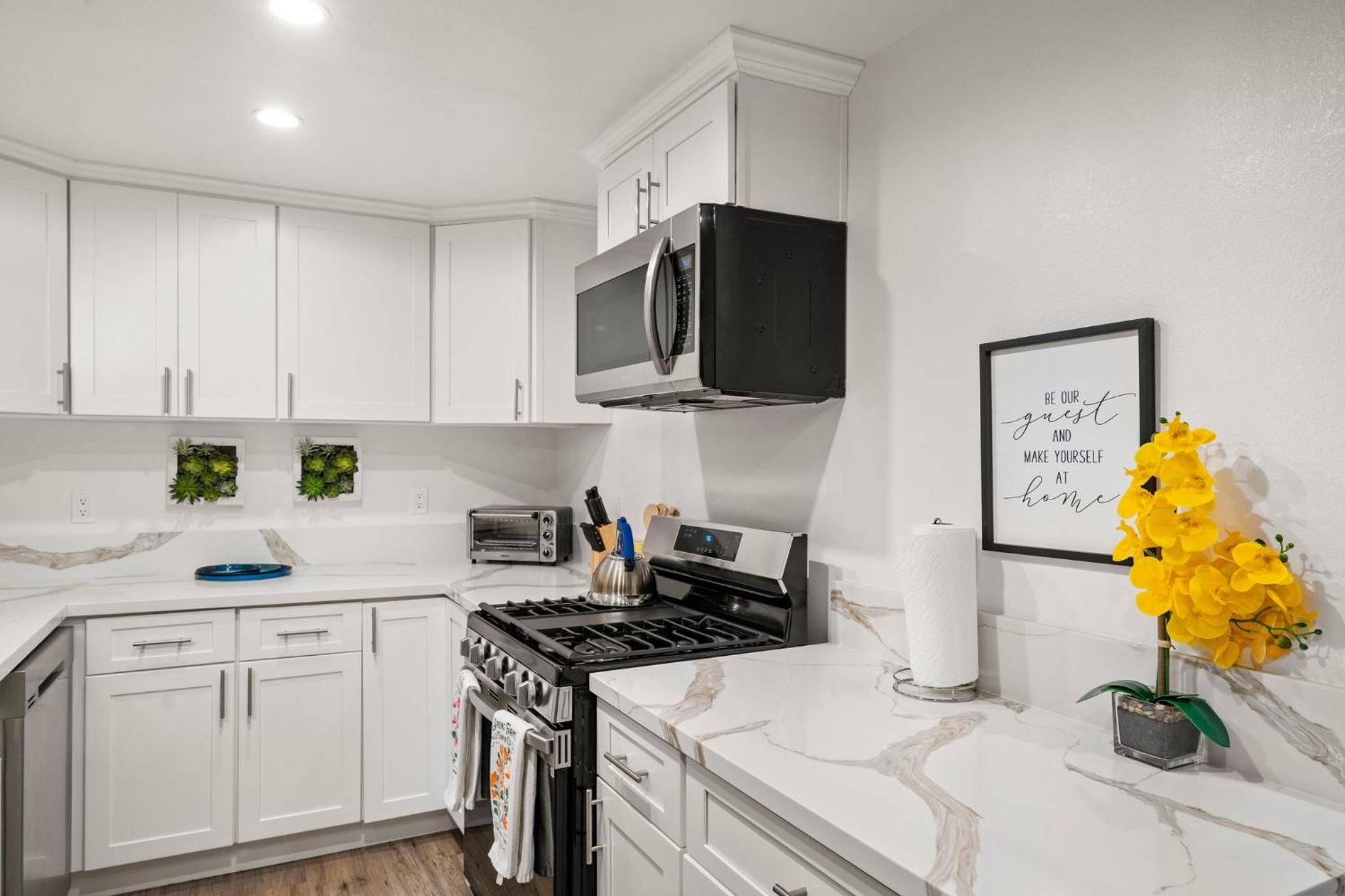 Modern LA Retreat Sleeps 10 Near SoFi & DTLA