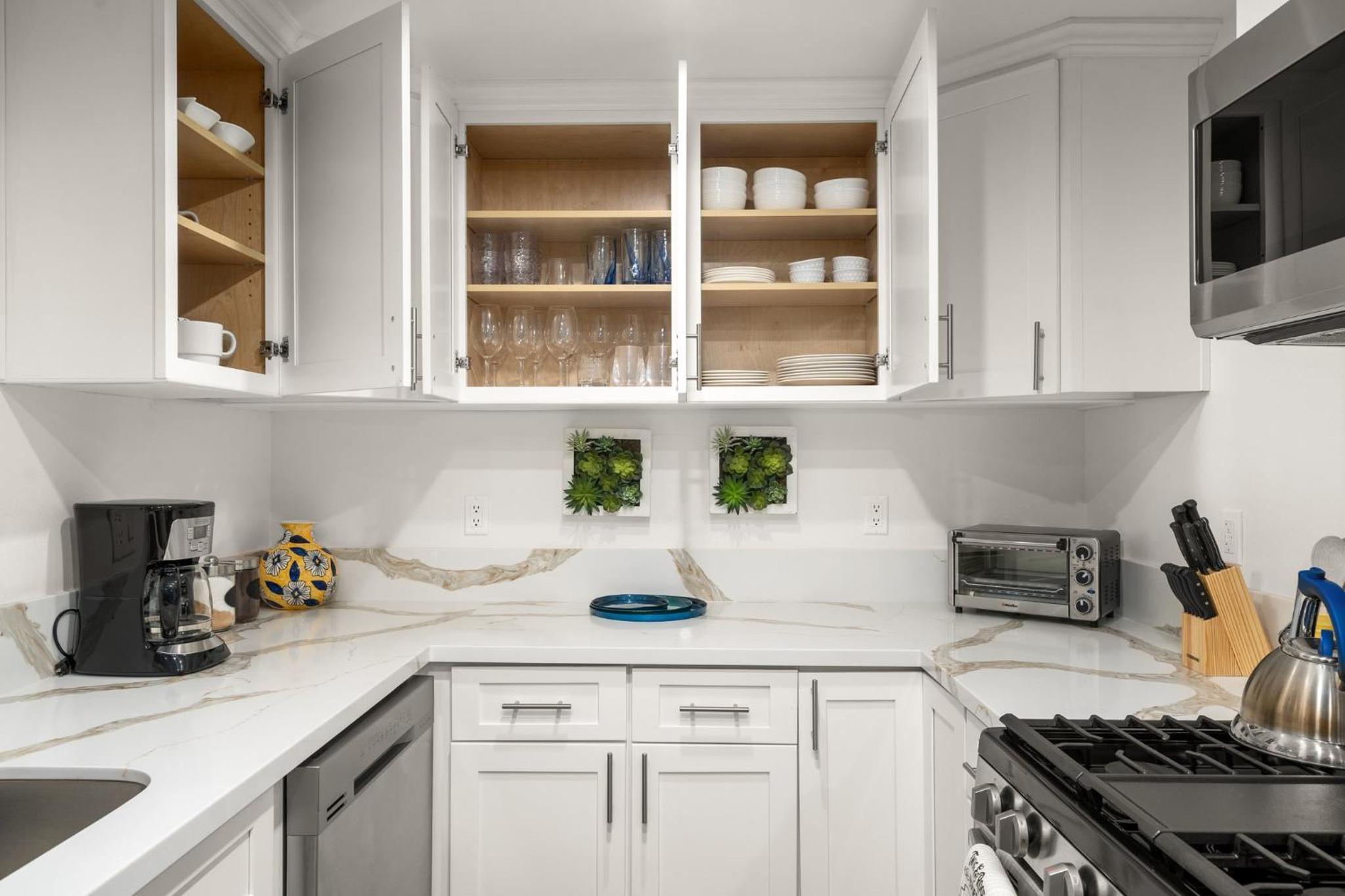Modern LA Retreat Sleeps 10 Near SoFi & DTLA