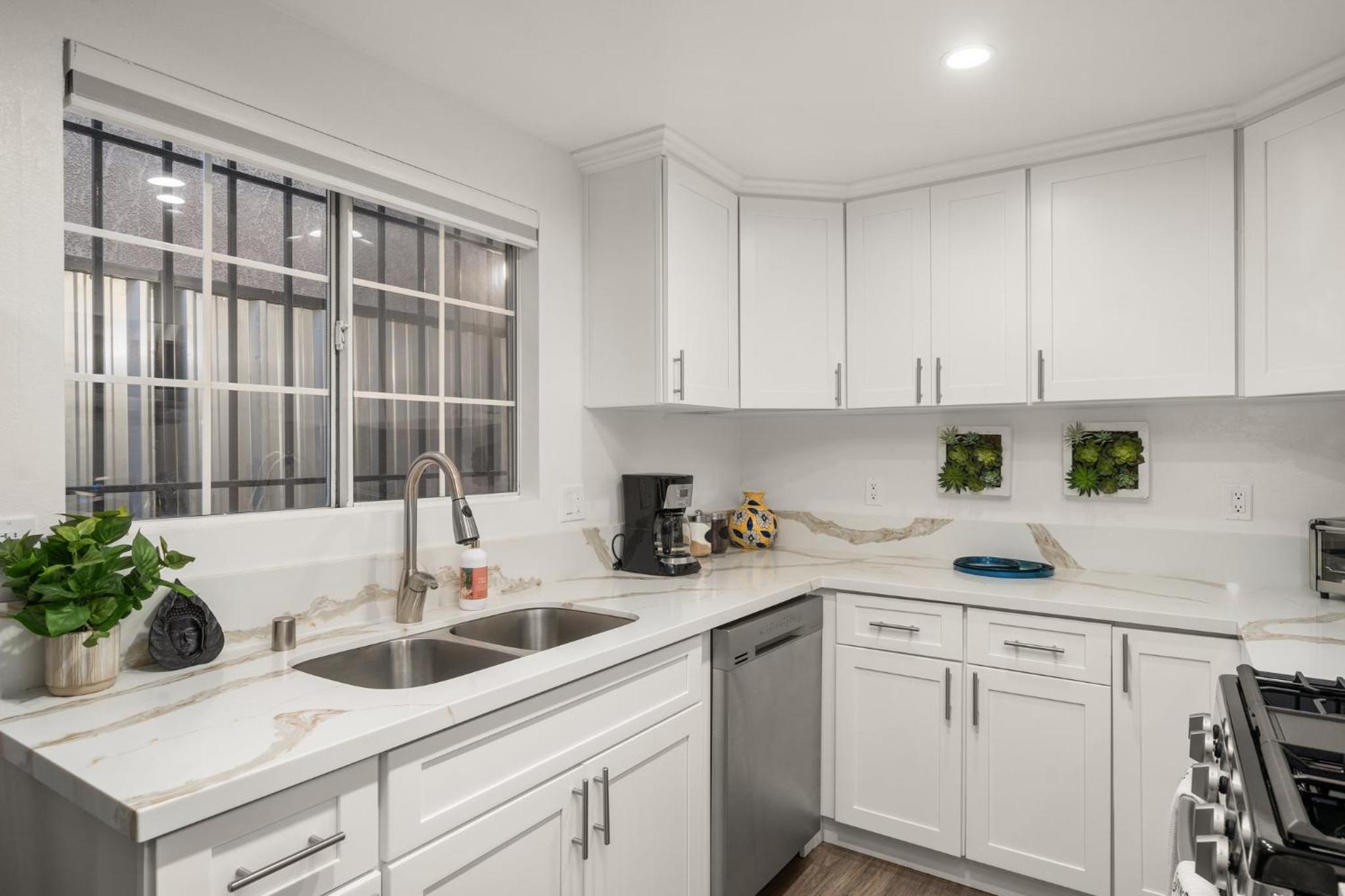 Modern LA Retreat Sleeps 10 Near SoFi & DTLA