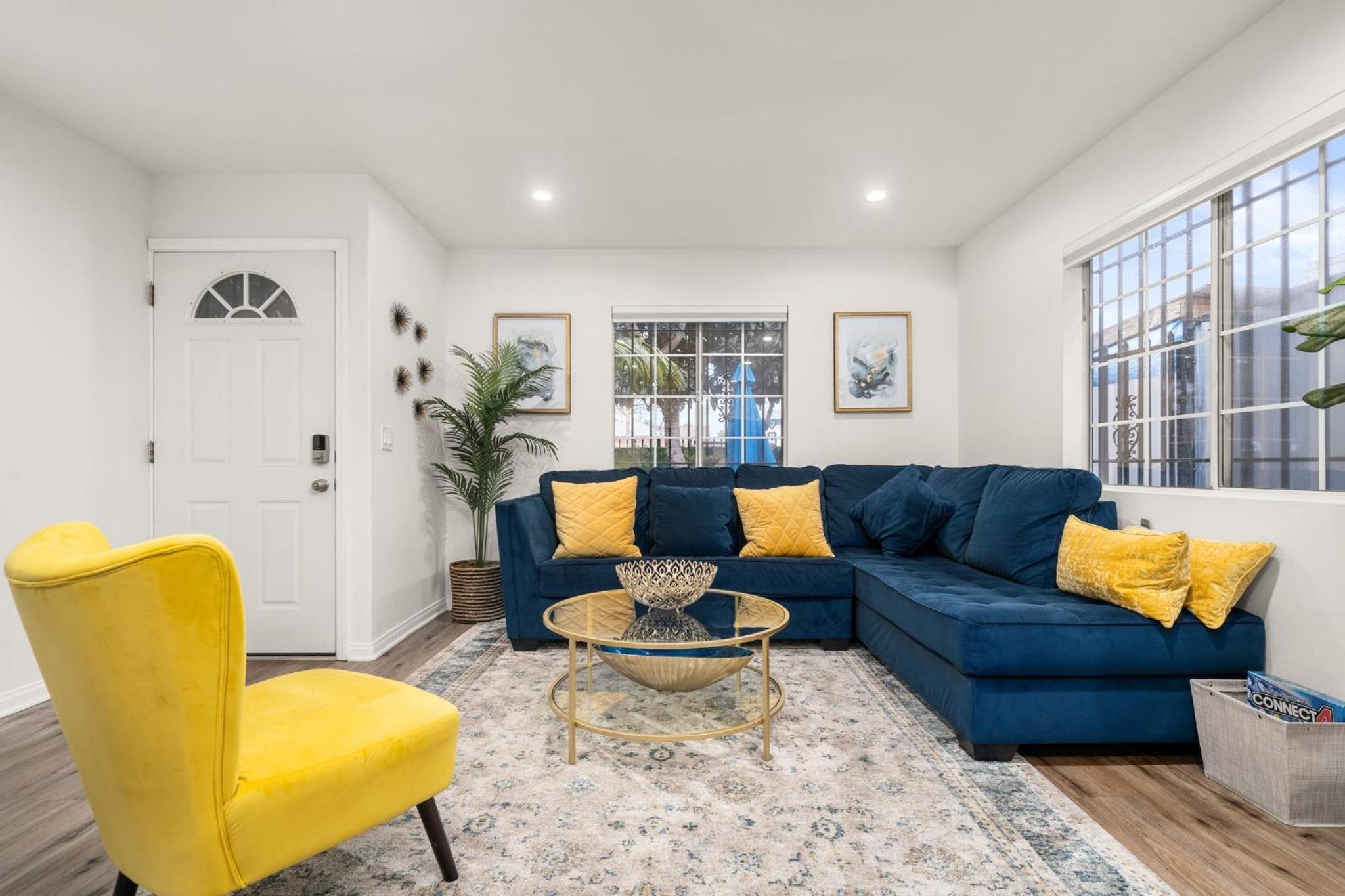 Modern LA Retreat Sleeps 10 Near SoFi & DTLA