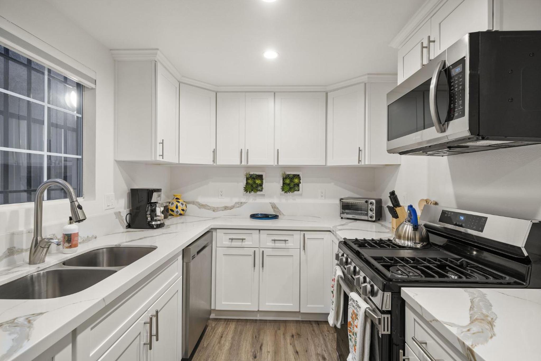Modern LA Retreat Sleeps 10 Near SoFi & DTLA