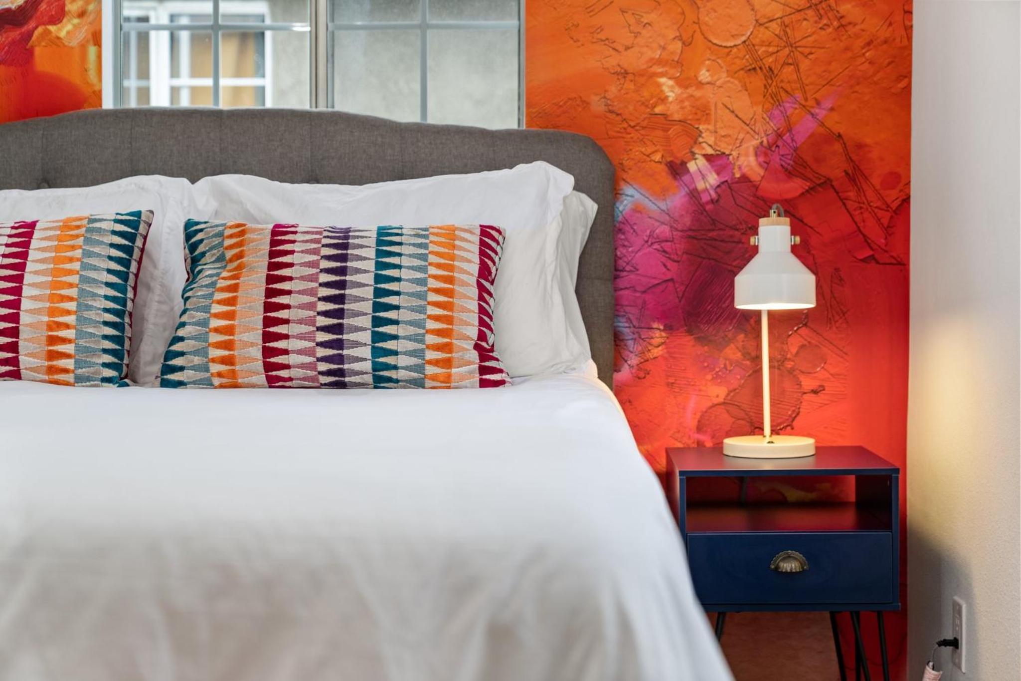 Modern LA Retreat Sleeps 10 Near SoFi & DTLA