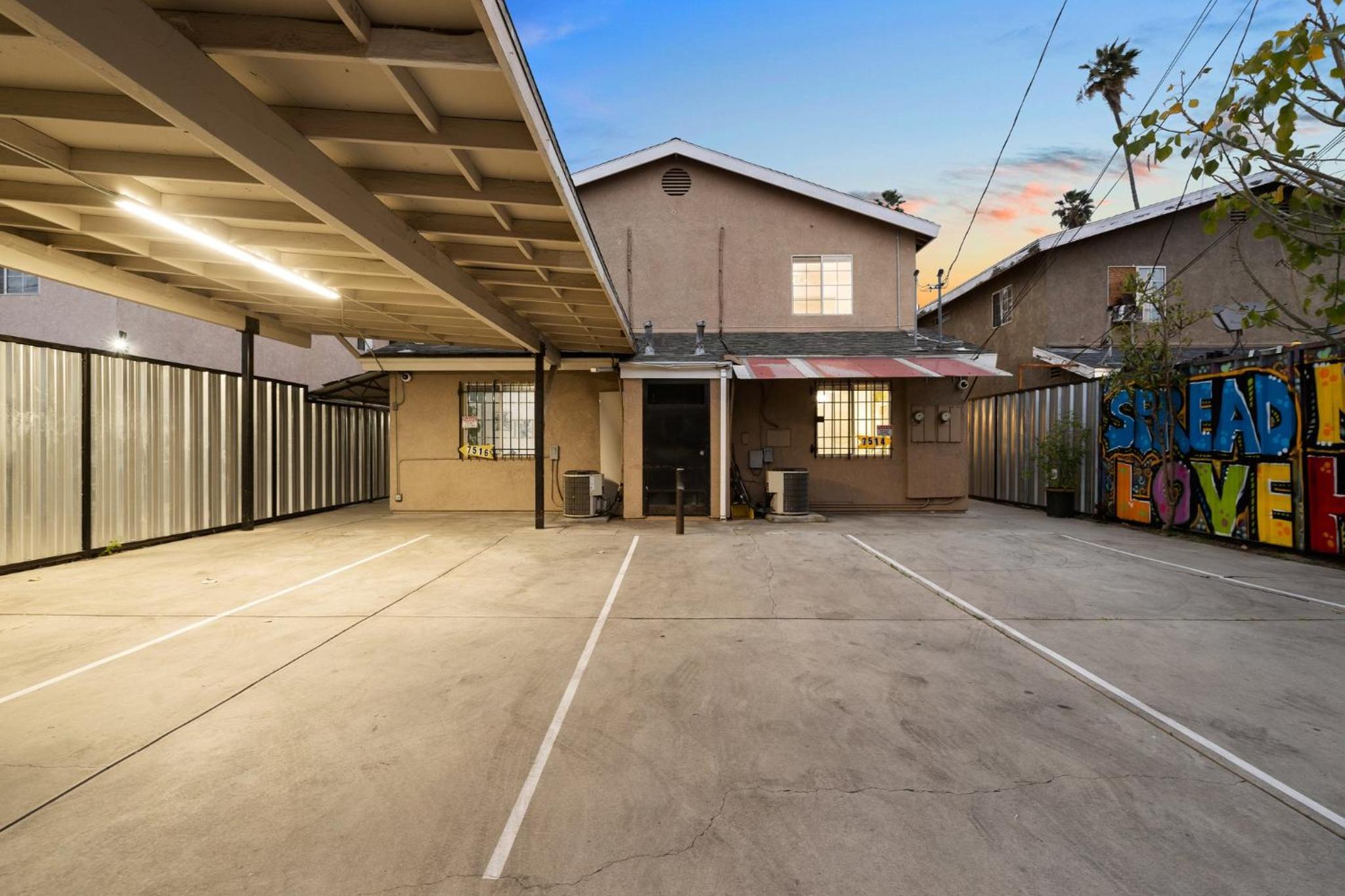 Modern LA Retreat Sleeps 10 Near SoFi & DTLA