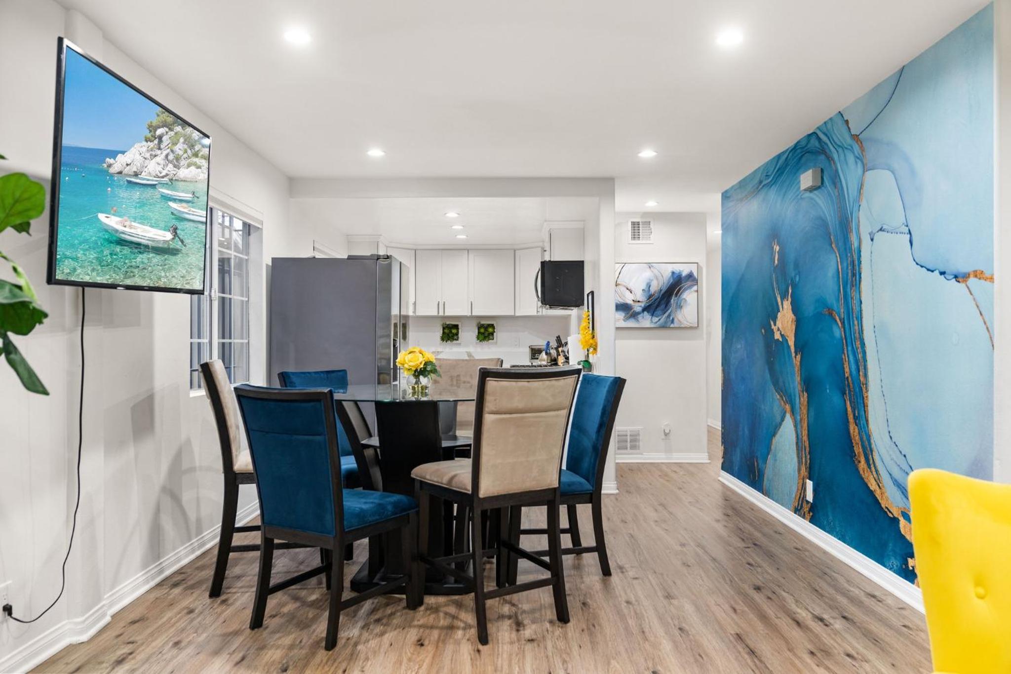 Modern LA Retreat Sleeps 10 Near SoFi & DTLA