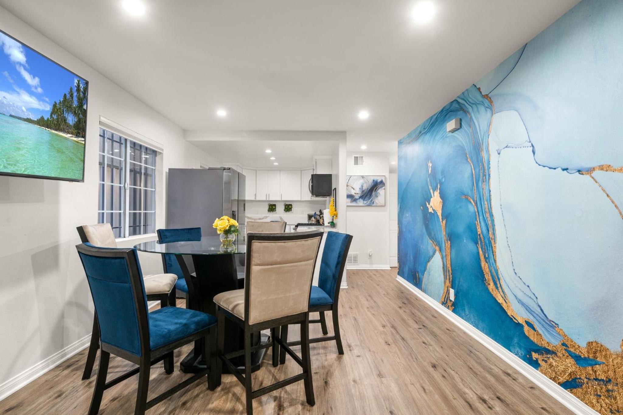 Modern LA Retreat Sleeps 10 Near SoFi & DTLA