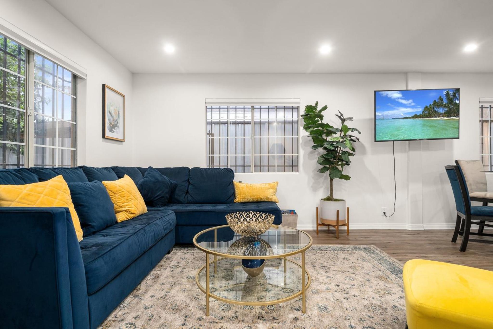 Modern LA Retreat Sleeps 10 Near SoFi & DTLA