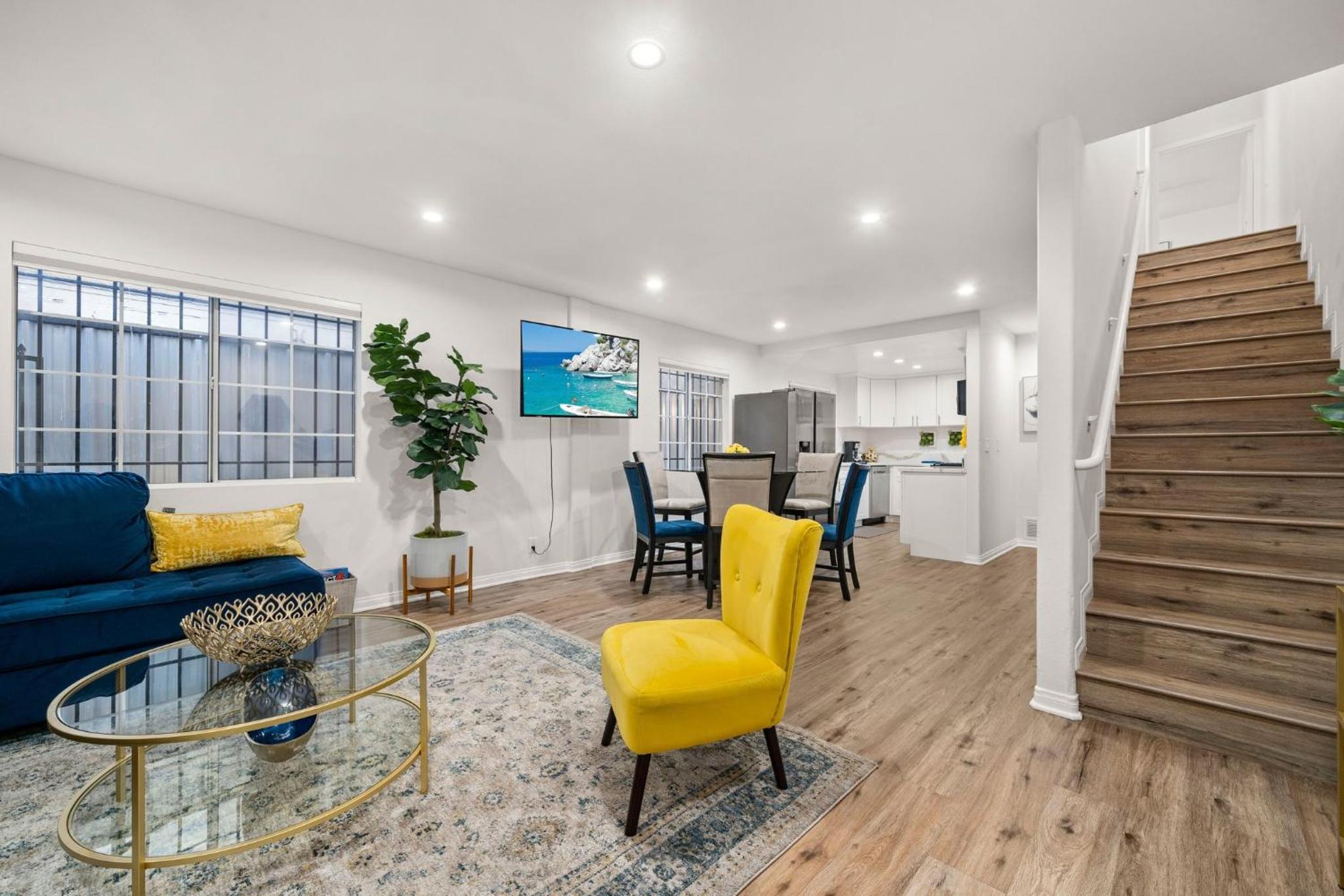 Modern LA Retreat Sleeps 10 Near SoFi & DTLA
