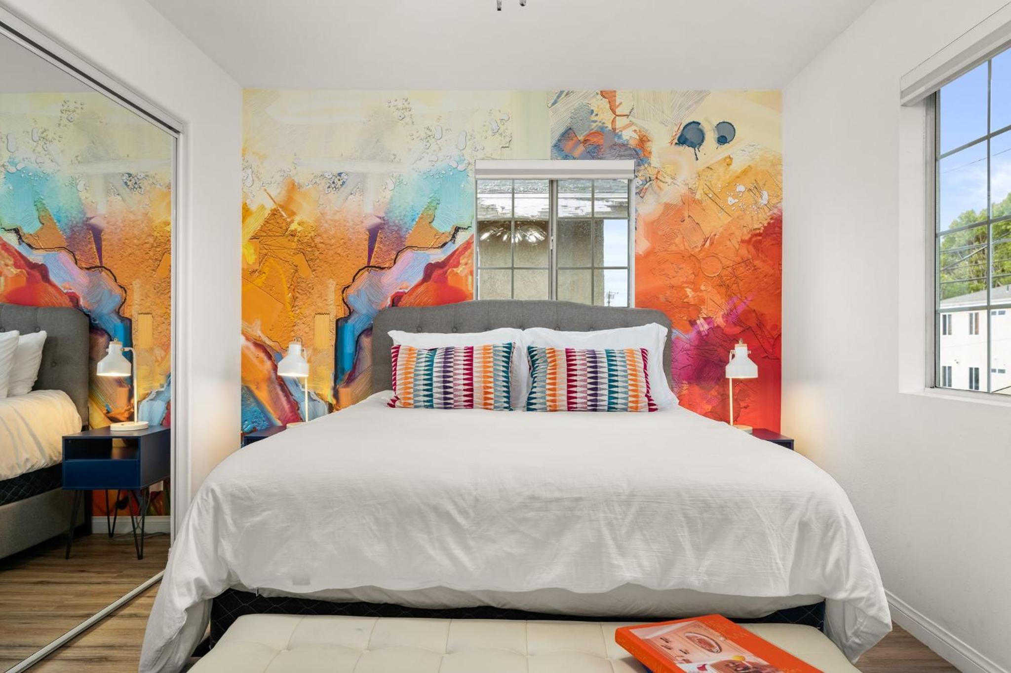 Modern LA Retreat Sleeps 10 Near SoFi & DTLA