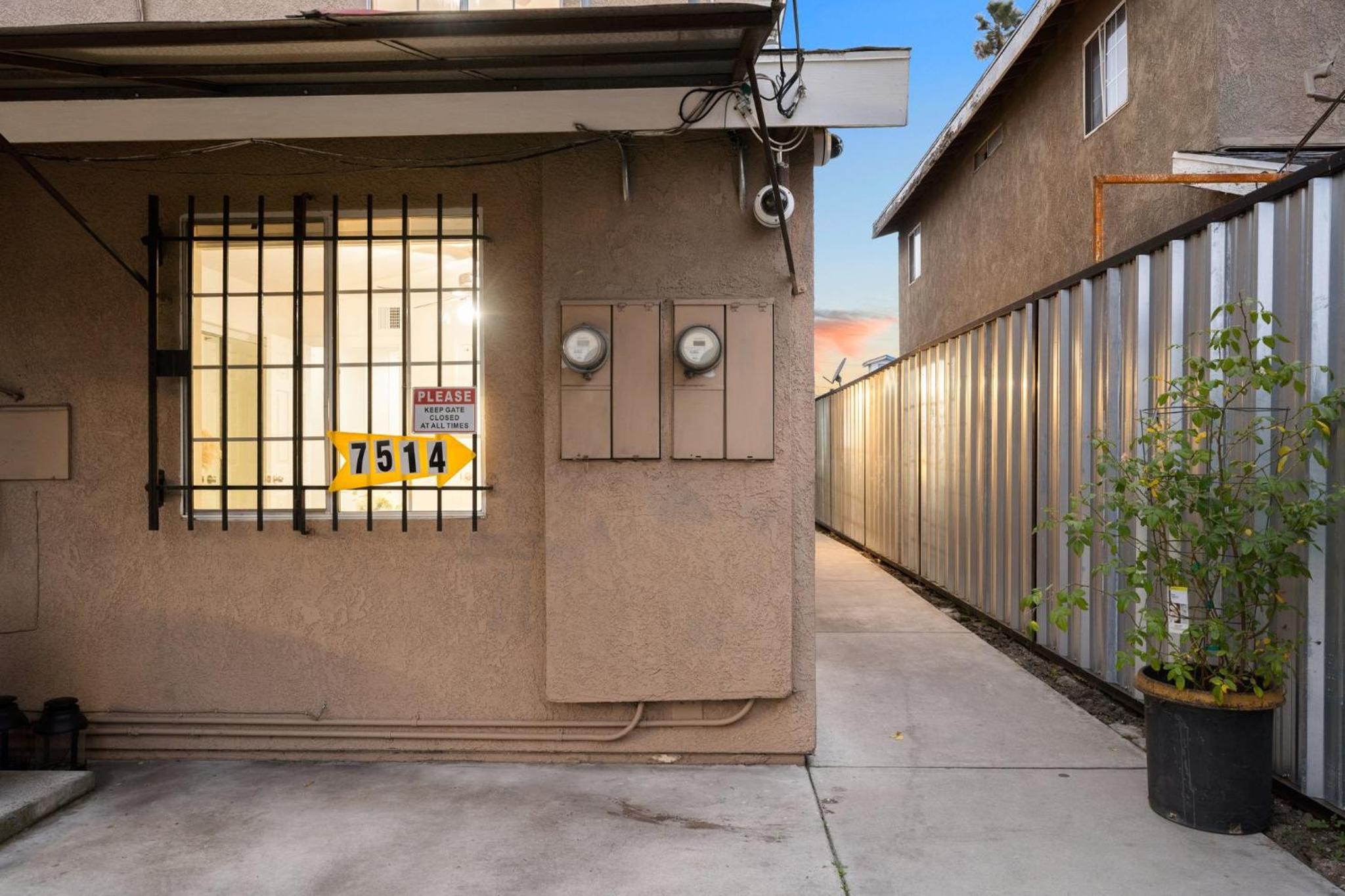 Modern LA Retreat Sleeps 10 Near SoFi & DTLA