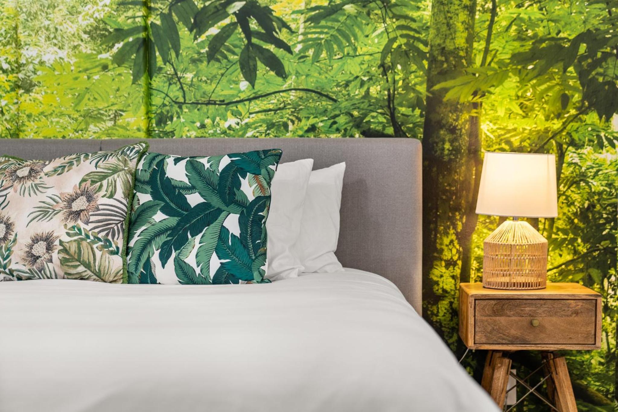 Modern LA Retreat Sleeps 10 Near SoFi & DTLA