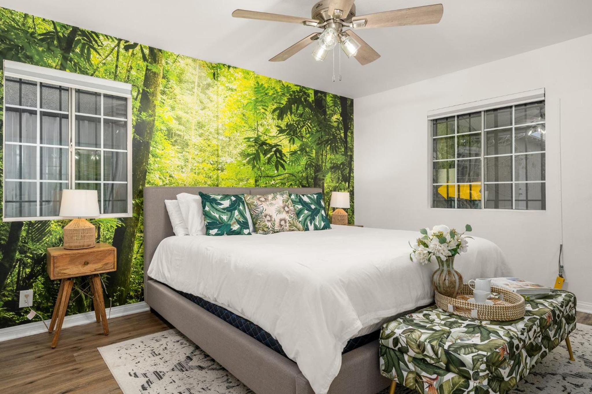 Modern LA Retreat Sleeps 10 Near SoFi & DTLA
