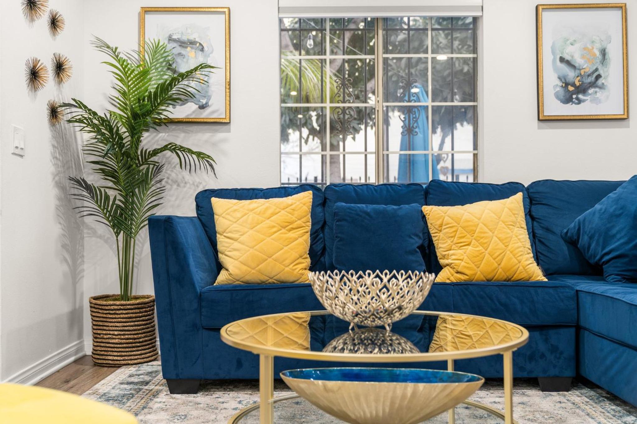 Modern LA Retreat Sleeps 10 Near SoFi & DTLA