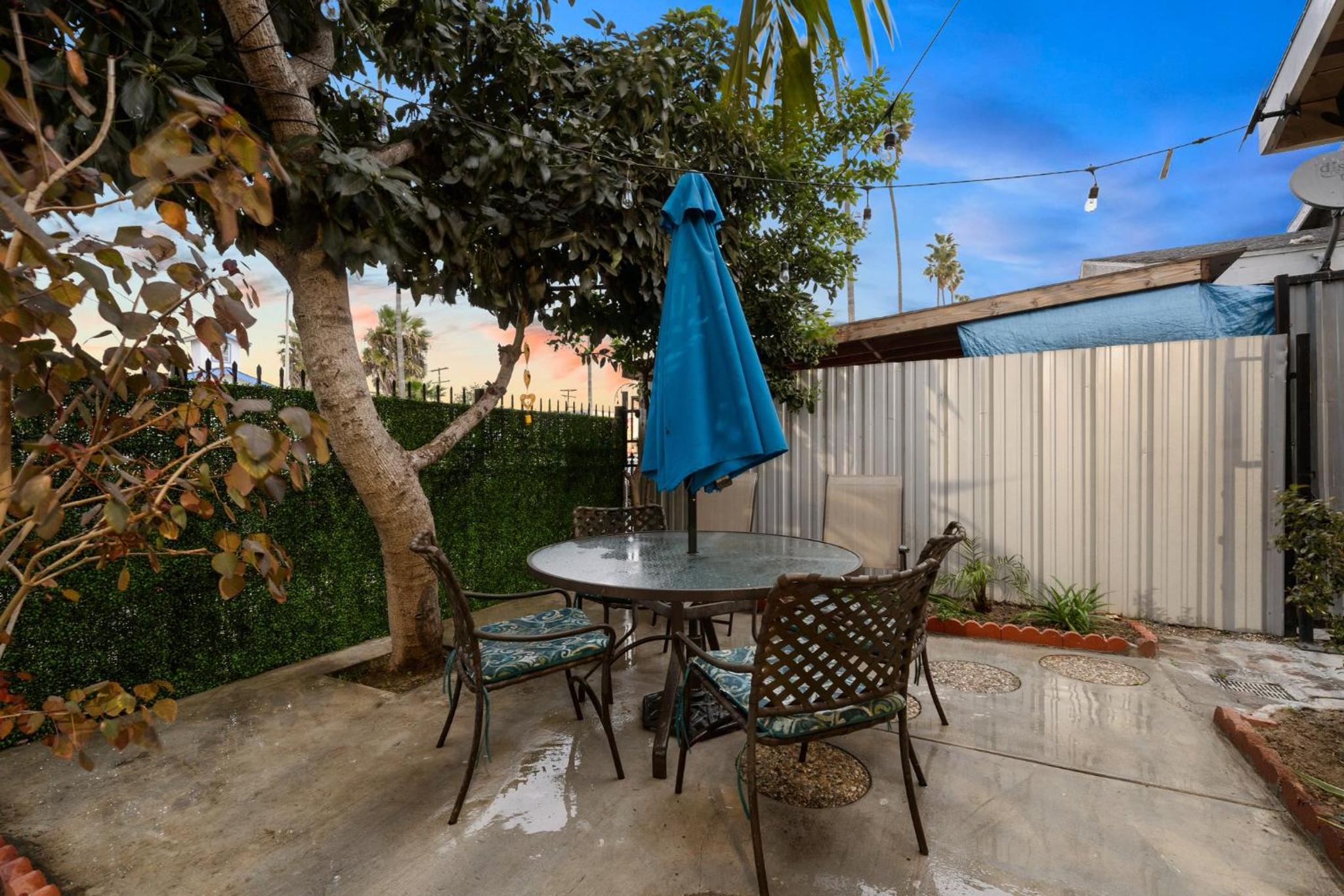 Modern LA Retreat Sleeps 10 Near SoFi & DTLA