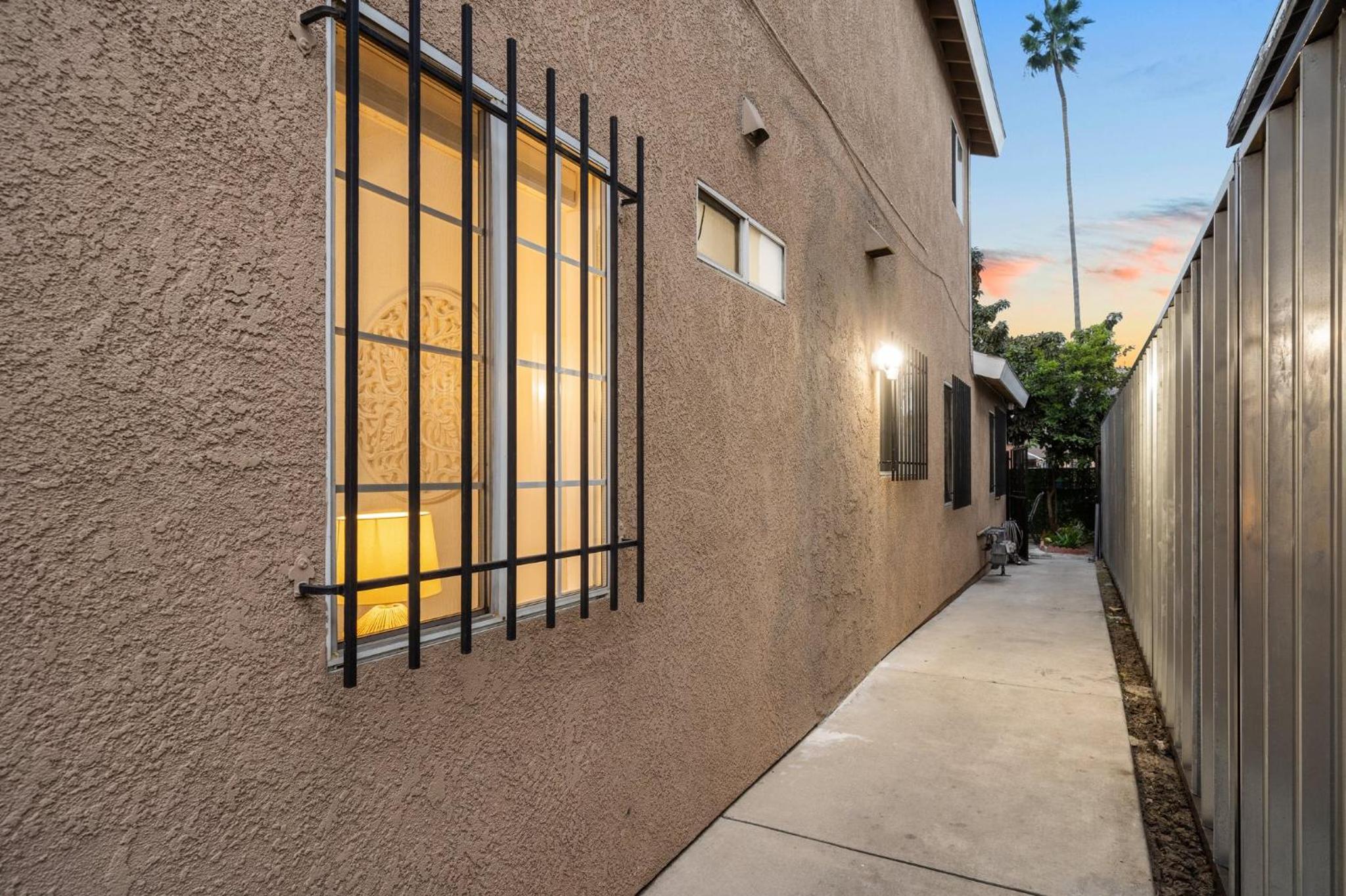Modern LA Retreat Sleeps 10 Near SoFi & DTLA