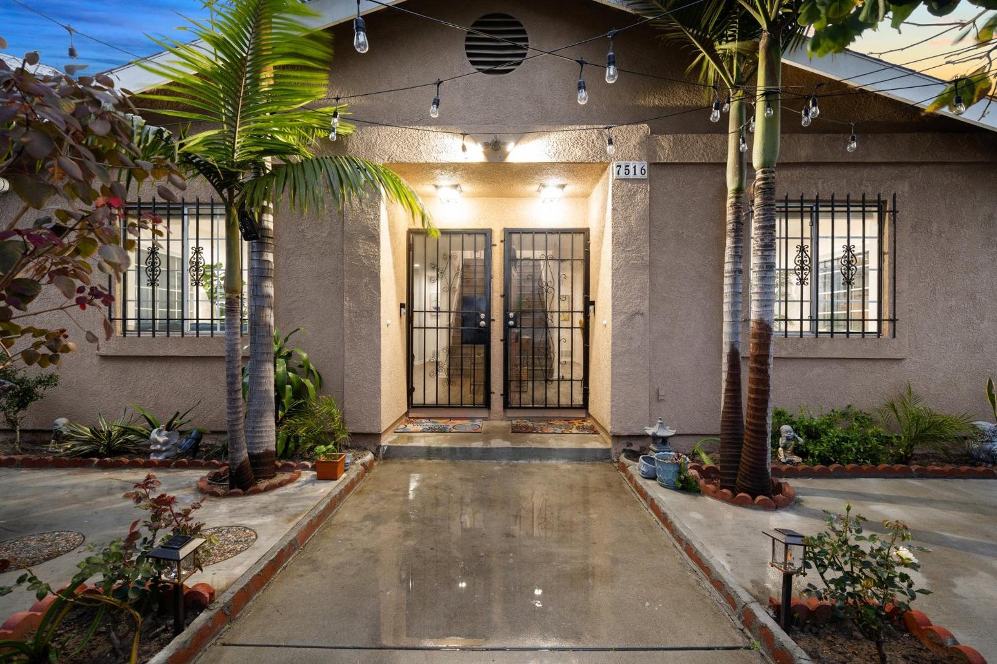 Modern LA Retreat Sleeps 10 Near SoFi & DTLA