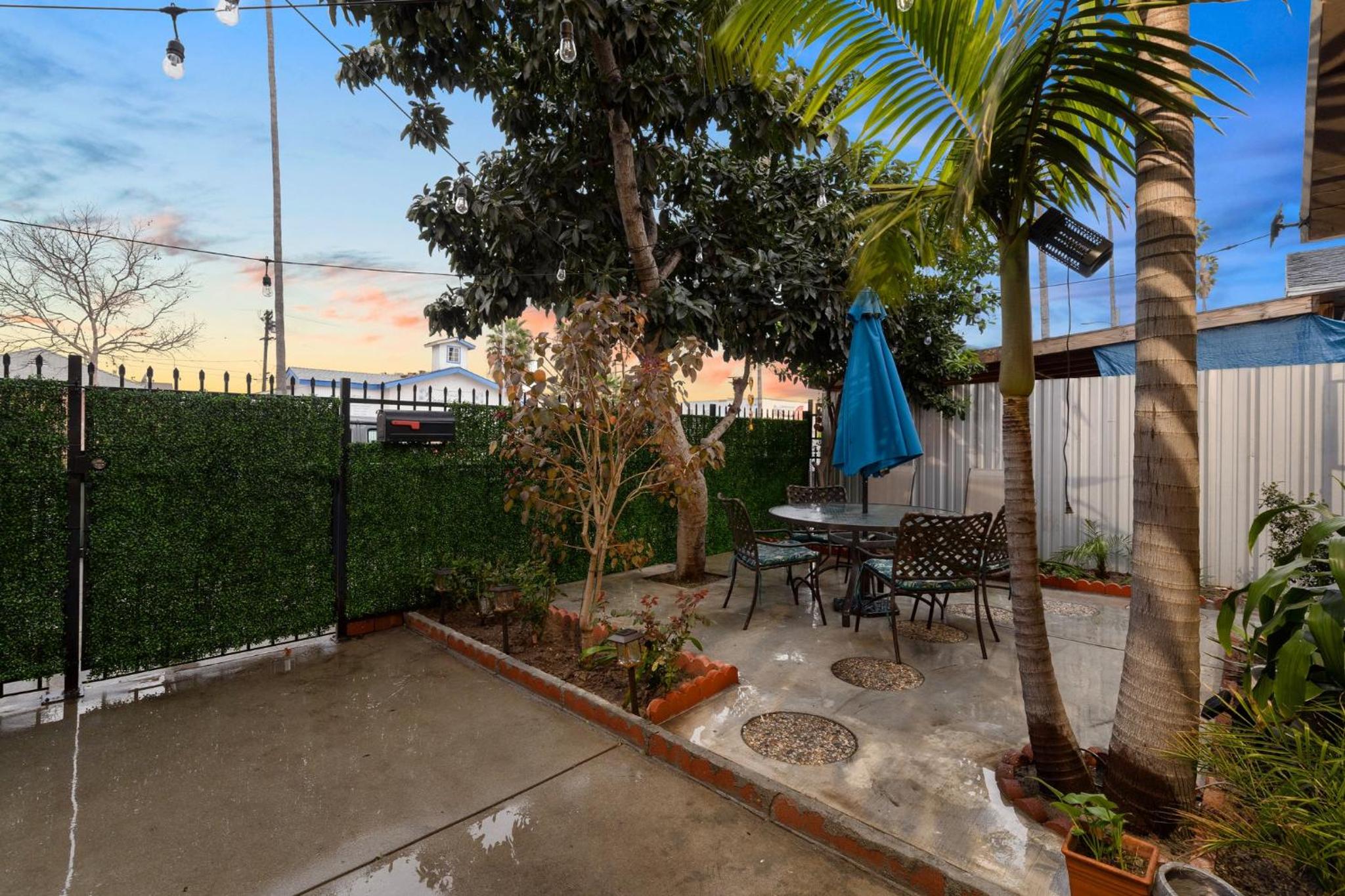 Modern LA Retreat Sleeps 10 Near SoFi & DTLA