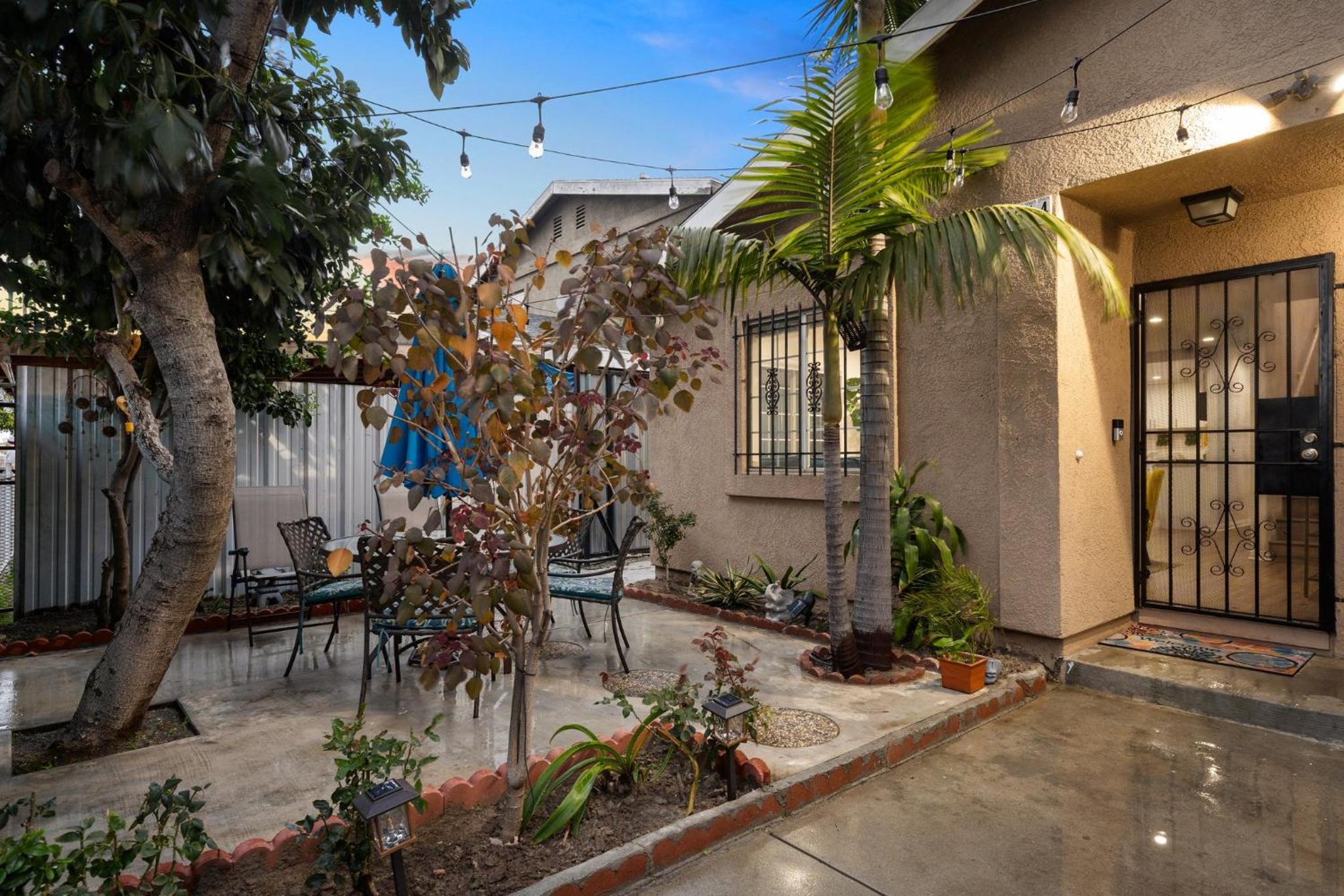 Modern LA Retreat Sleeps 10 Near SoFi & DTLA