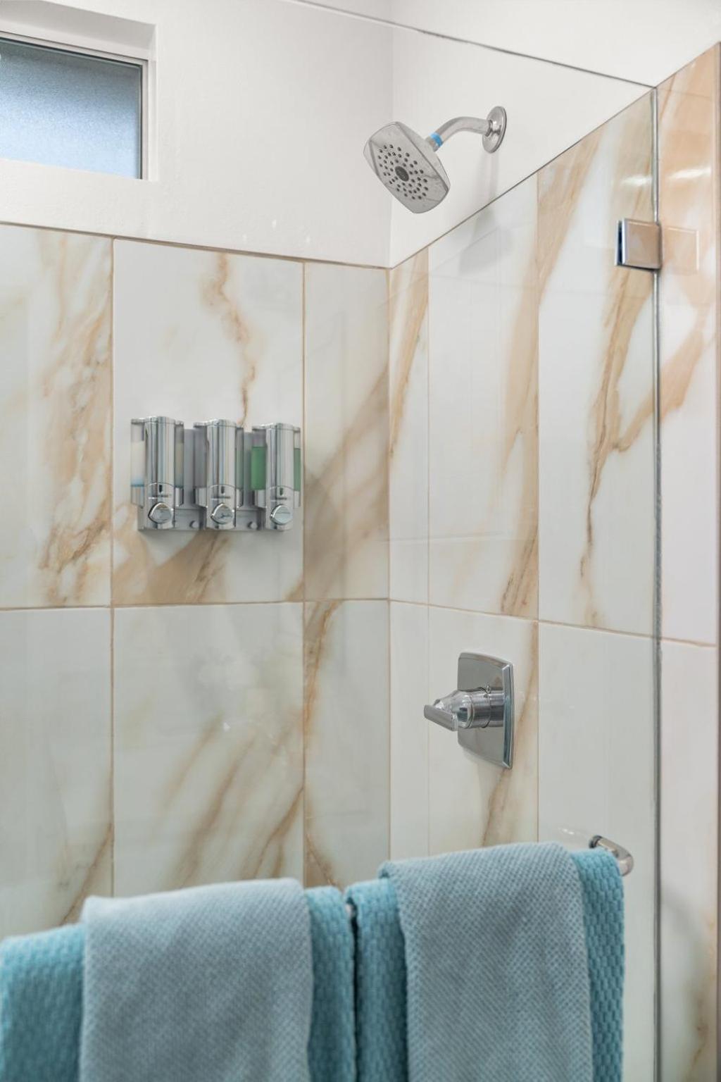 Modern LA Retreat Sleeps 10 Near SoFi & DTLA