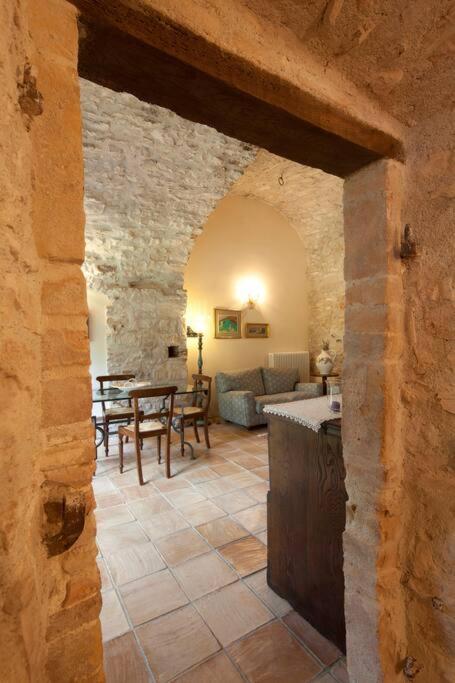 All Stone Horse Stable Converted to Elegant Apartment - Baltimora