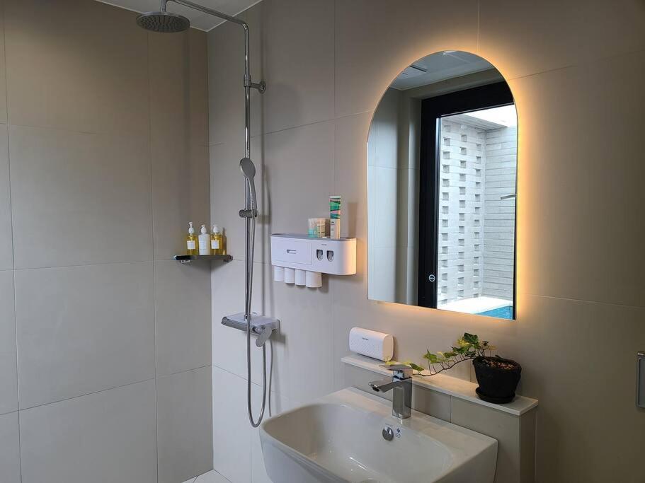 Dabin Monterrey Private Poolvilla Pension